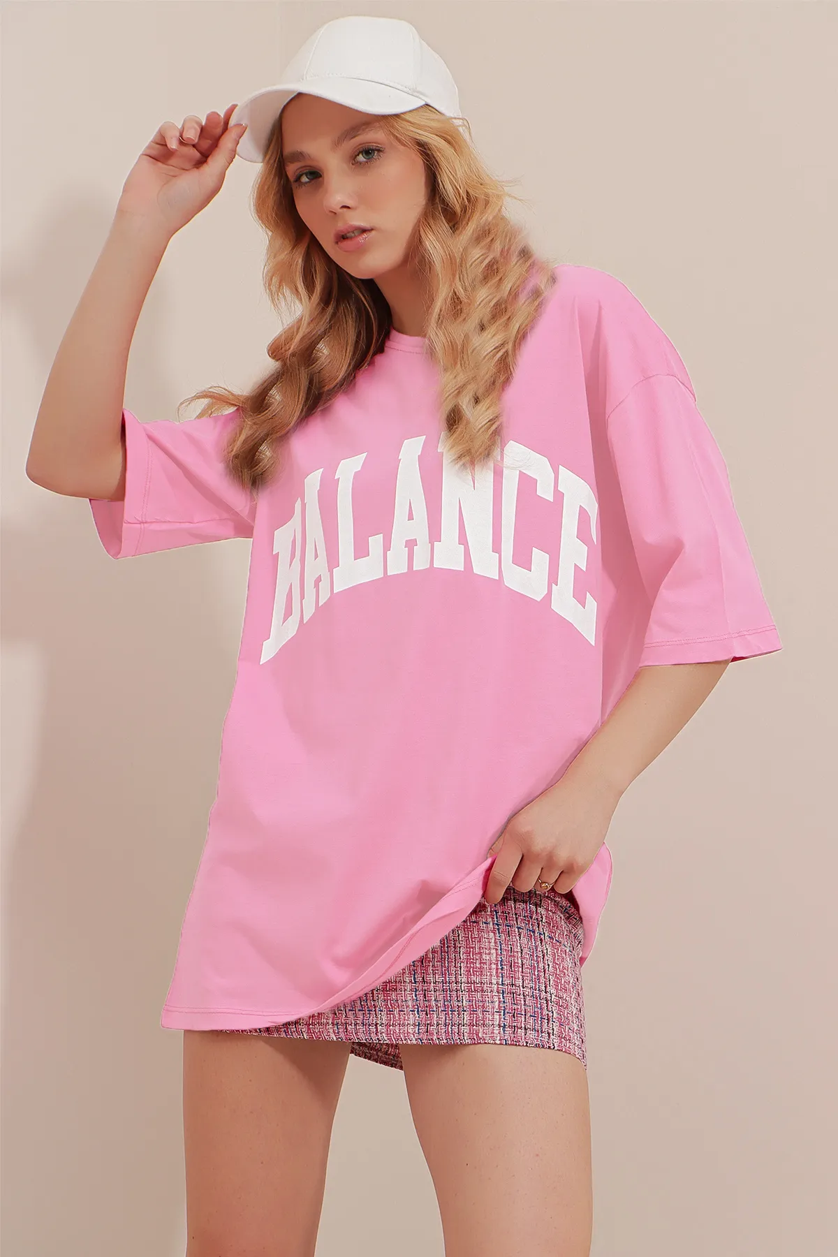 Trend Alaçatı Stili  Bedrucktes Oversize-Unisex-T-Shirt für Damen in Rosa mit Rundhalsausschnitt ALC-X9578