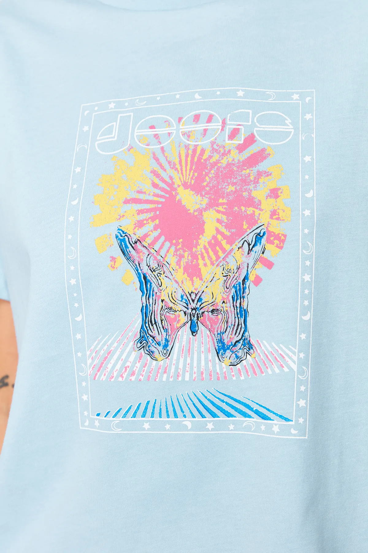 Trendyol Collection  Hellblaues, bedrucktes, lockeres/weites, entspanntes Strick-T-Shirt mit Rundhalsausschnitt aus 100 % Baumwolle TWOSS22TS1145