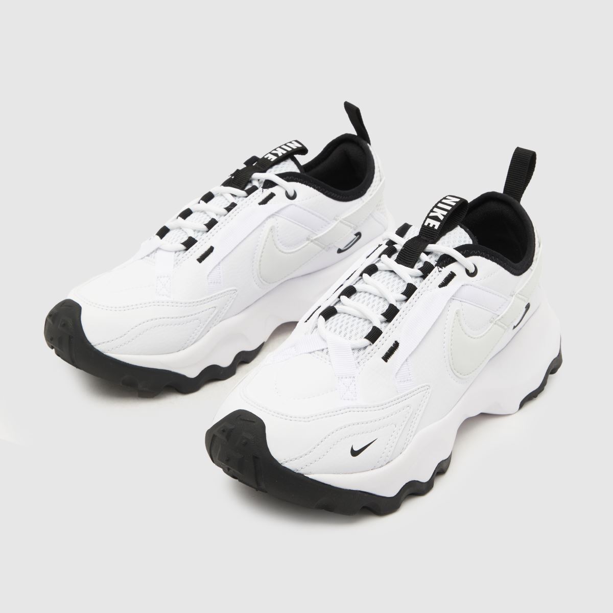 Nike tc 7900 prm träningsskor i vitt och svart