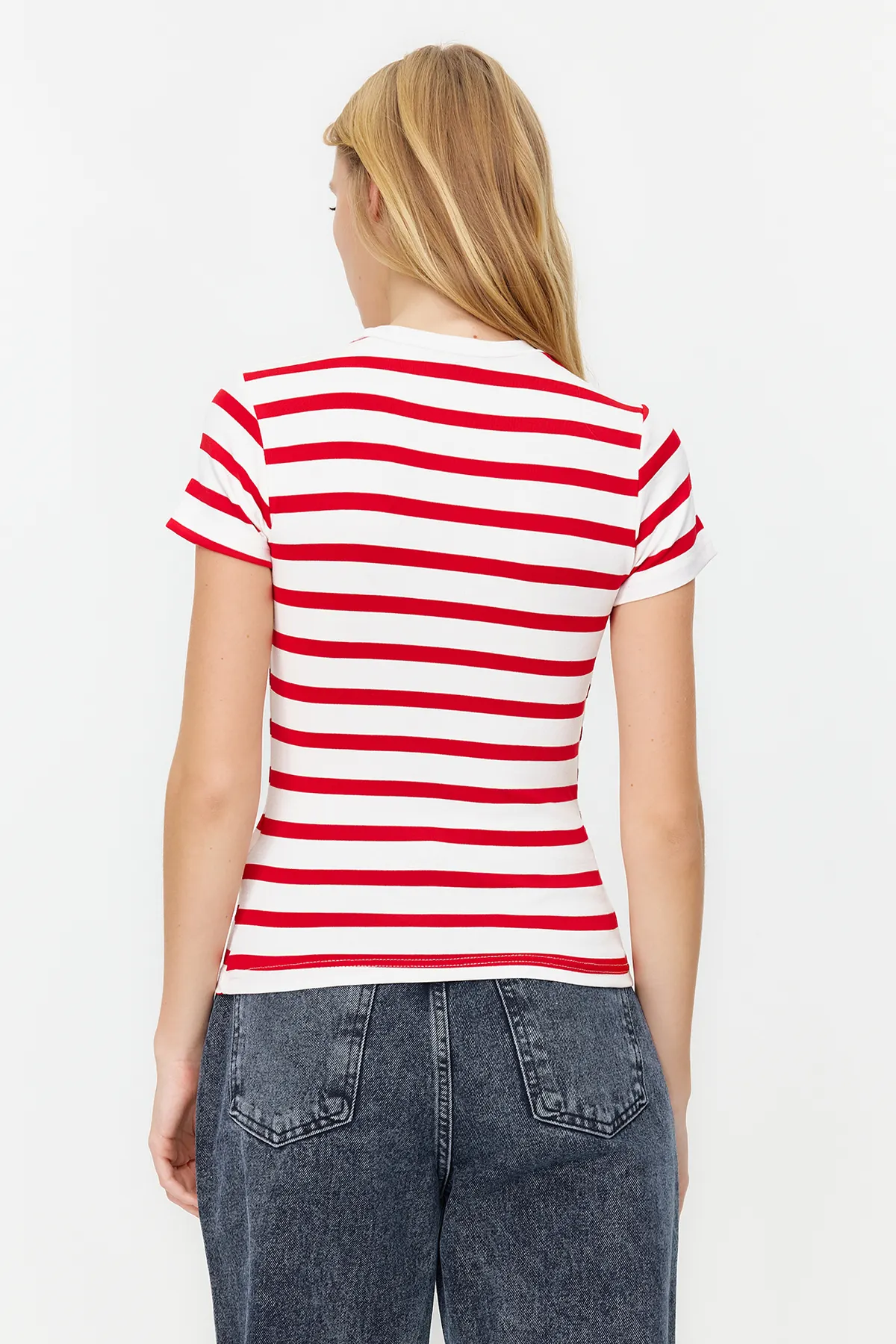 Trendyol Collection  Rote gestreifte Viskose/weicher Stoff, figurbetonte Stretch-Strickbluse TWOSS24BZ00296