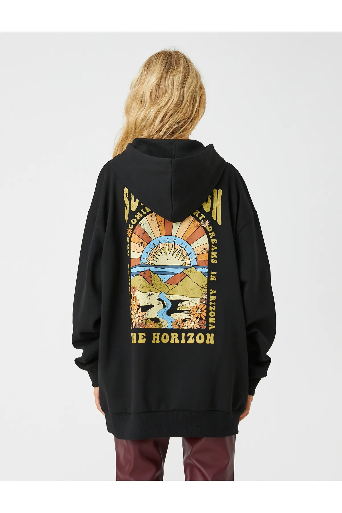 Koton  Übergroßes Sweatshirt mit bedruckter Kapuze, Taschendetail und Fleece-Innenseite