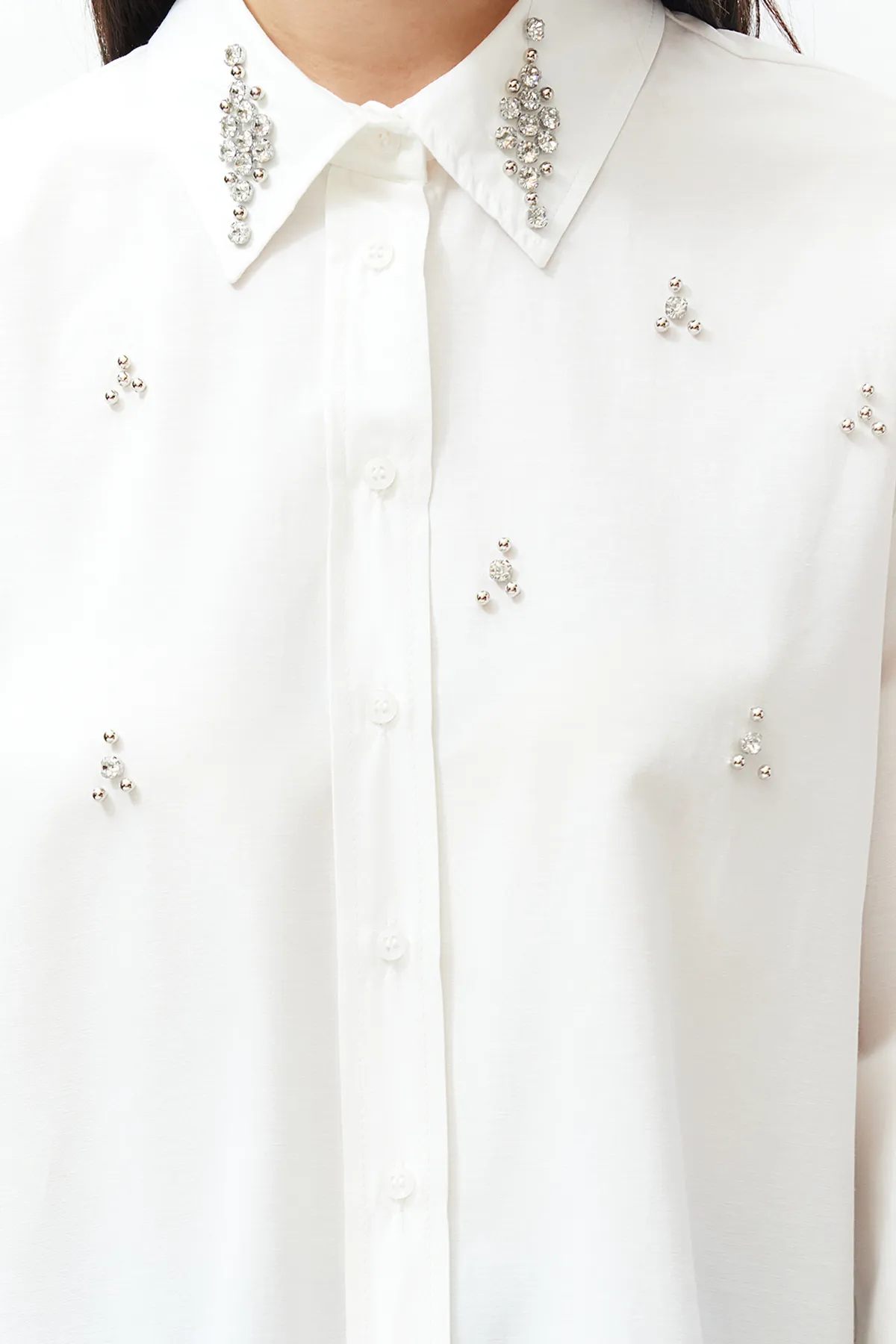 Trendyol Collection  Gewebtes Hemd in Ecru mit Steindetail - Regular Fit TWOSS24GO00069