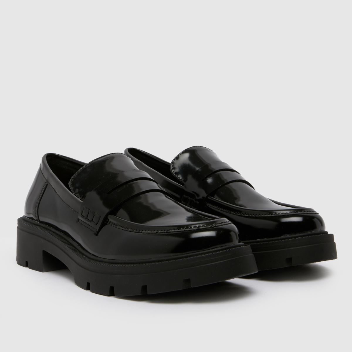 Schuh Livia vastag, lakkbőr mokaszinos, lapos talpú cipő fekete színben