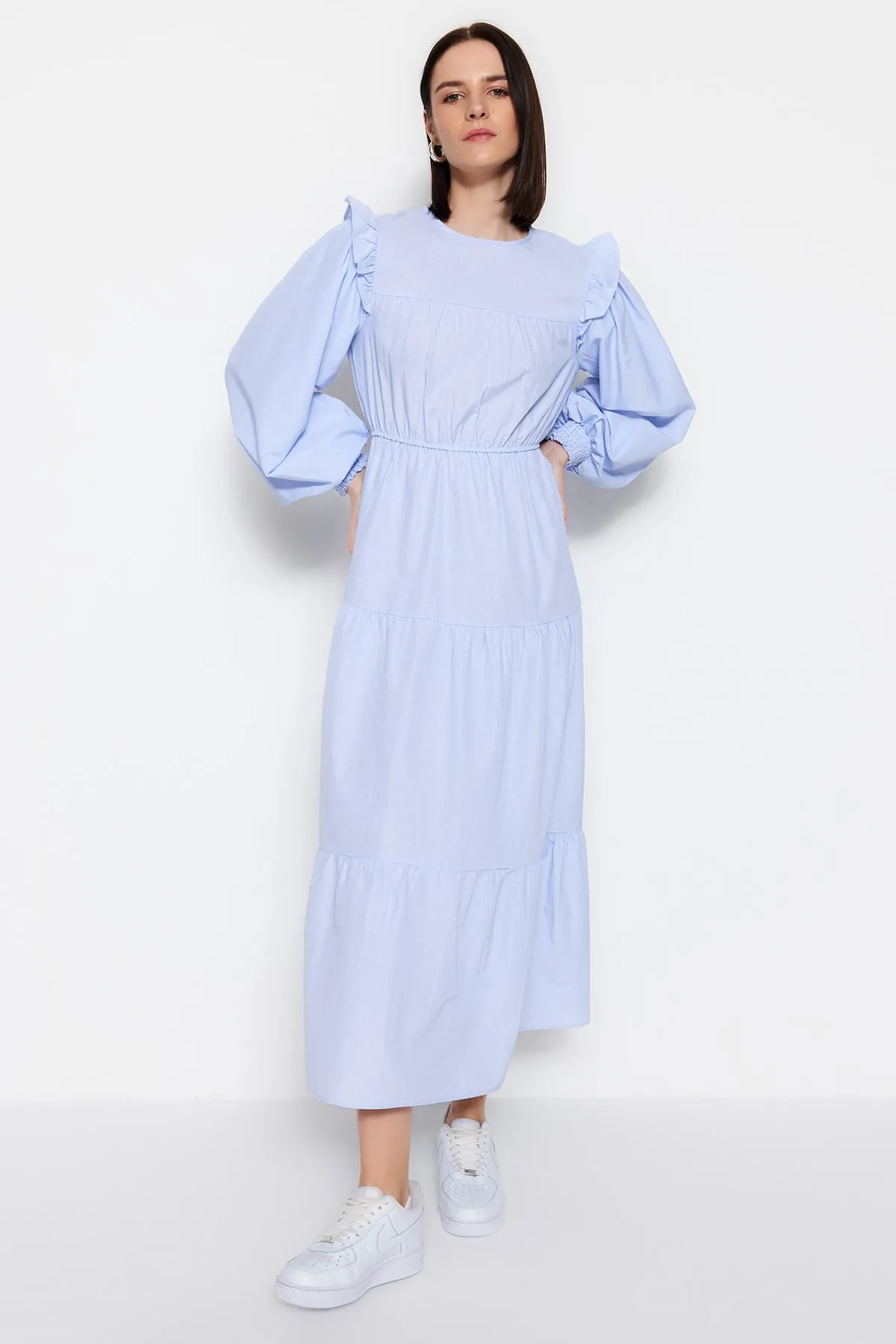Trendyol Modest  Blaues, gestreiftes, gewebtes Kleid mit Rüschen an den Schultern und Manschetten TCTSS23EB00019