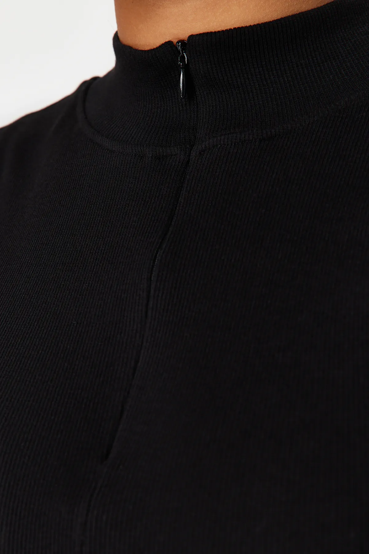 Trendyol Curve  Schwarze Strickbluse mit Reißverschluss TBSSS24AF00040
