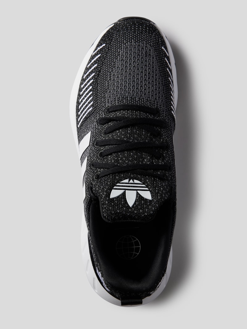 Sneaker mit Logo-Streifen in schwarz