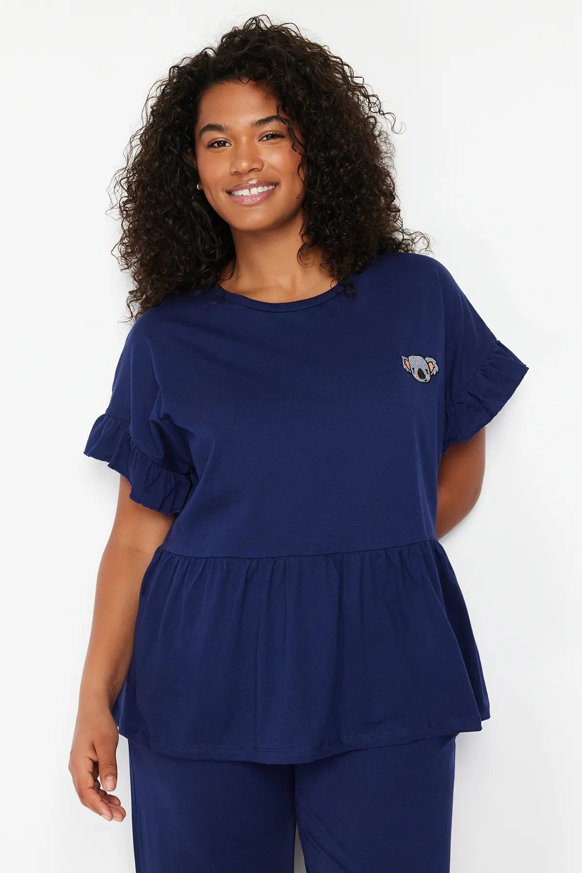Trendyol Curve  Marineblaues Pyjama-Set aus Strick mit besticktem Volant TBBSS22PT0565