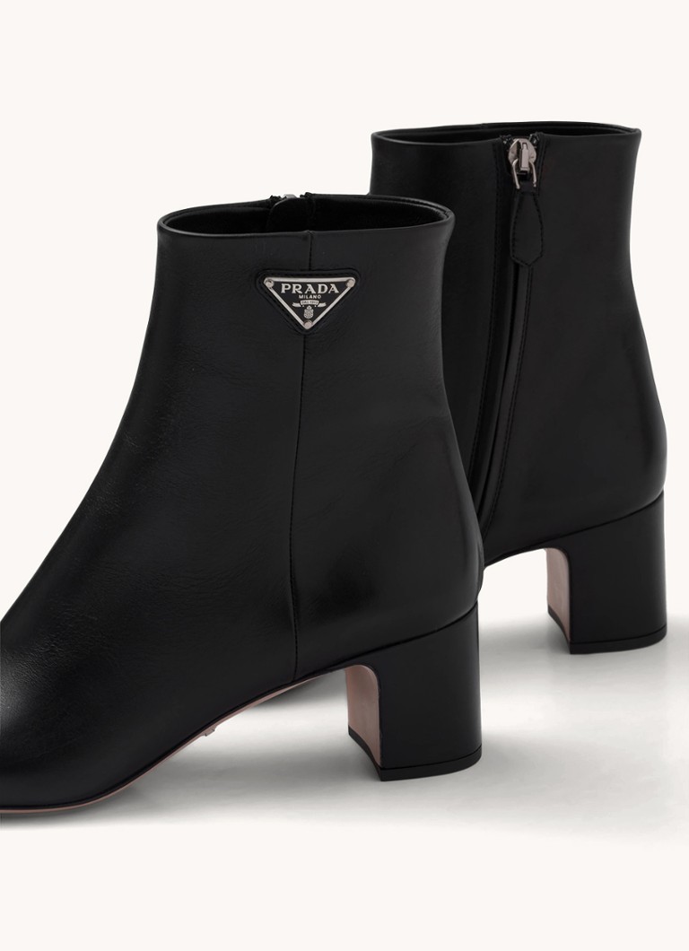 Prada  Enkellaars van leer met logo