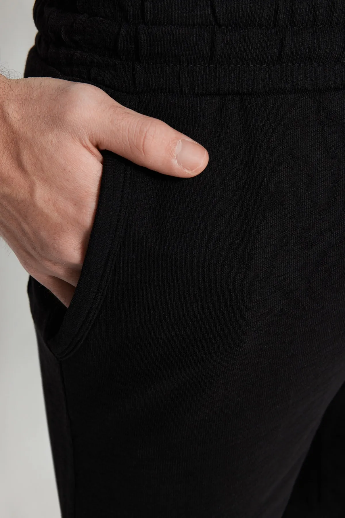 Trendyol Collection  Schwarze reguläre Shorts aus 100 % Baumwolle mit Struktur in limitierter Auflage TMNSS23SR00035