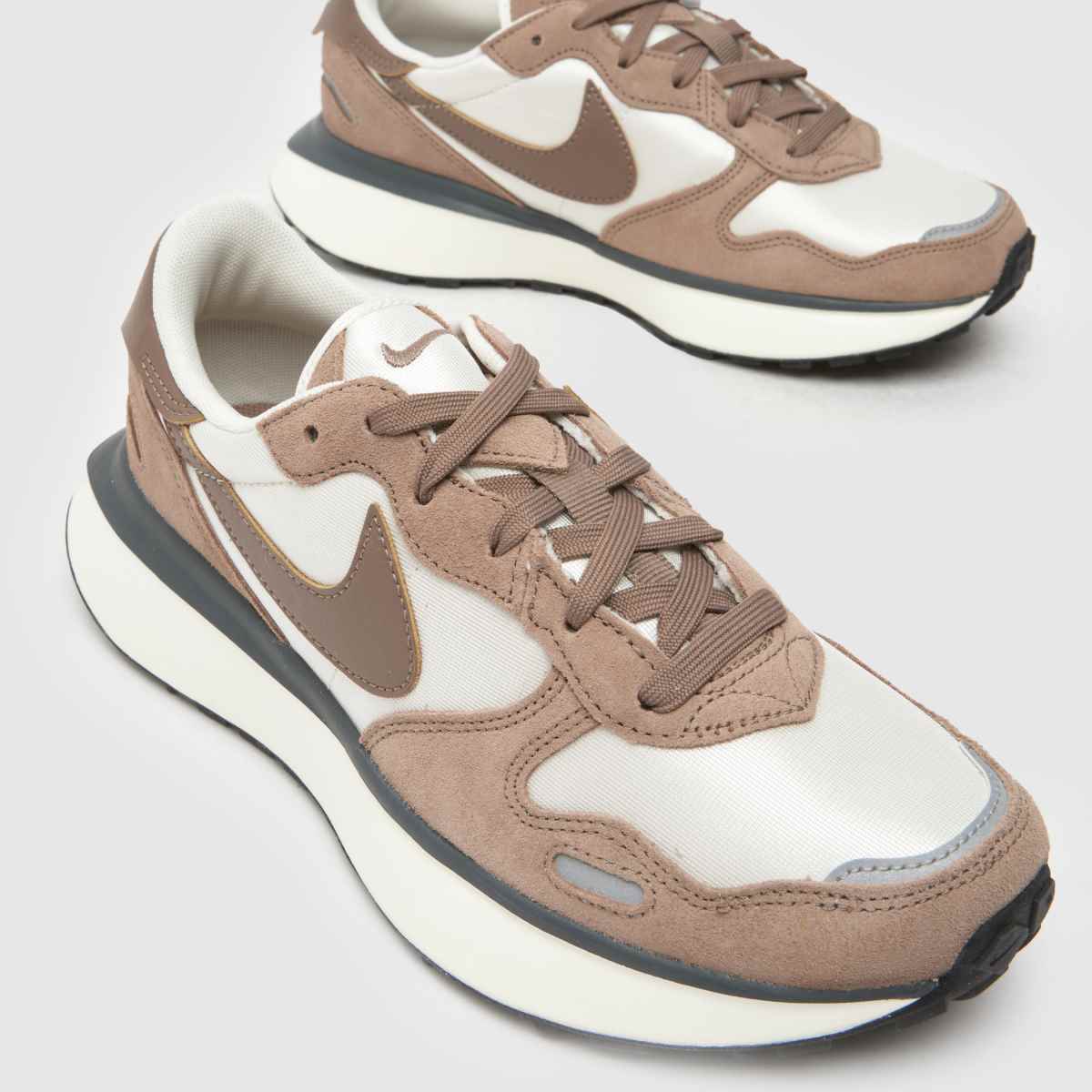 Superge Nike Phoenix Waffle v beli in rjavi barvi