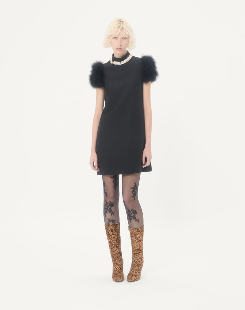 Vestido curto de crepe de alta costura com penas
