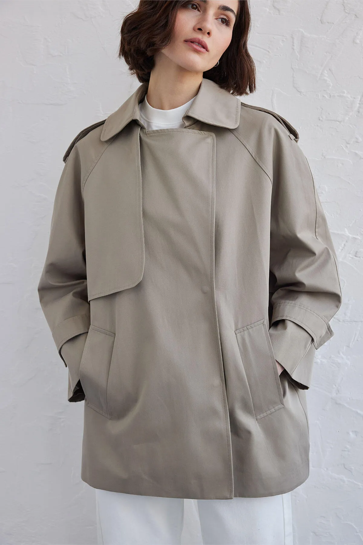 Manuka  ÜBERGROßER KURZER TRENCHCOAT ÇAĞLA