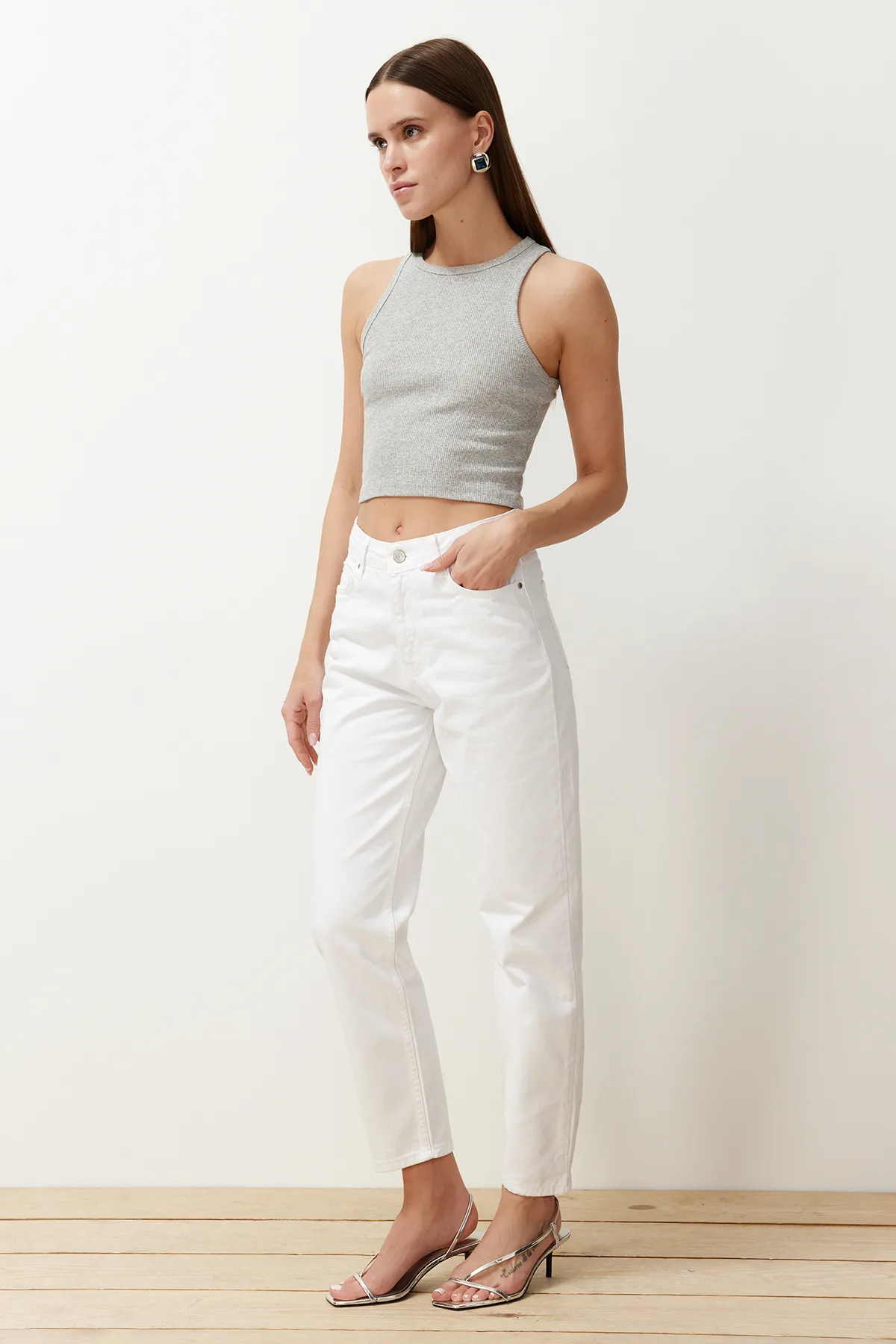 Trendyol Collection  Weiße Mom-Jeans mit hoher Taille TWOAW24JE00076