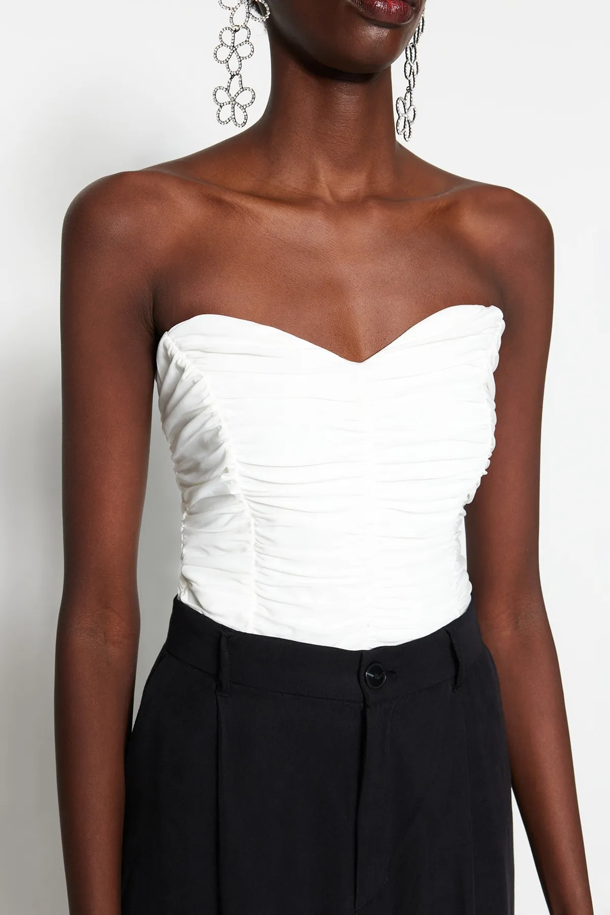 Trendyol Collection  Ecrufarbener, gefütterter, drapierter Strick-Body mit Druckknöpfen TPRSS23BD00027