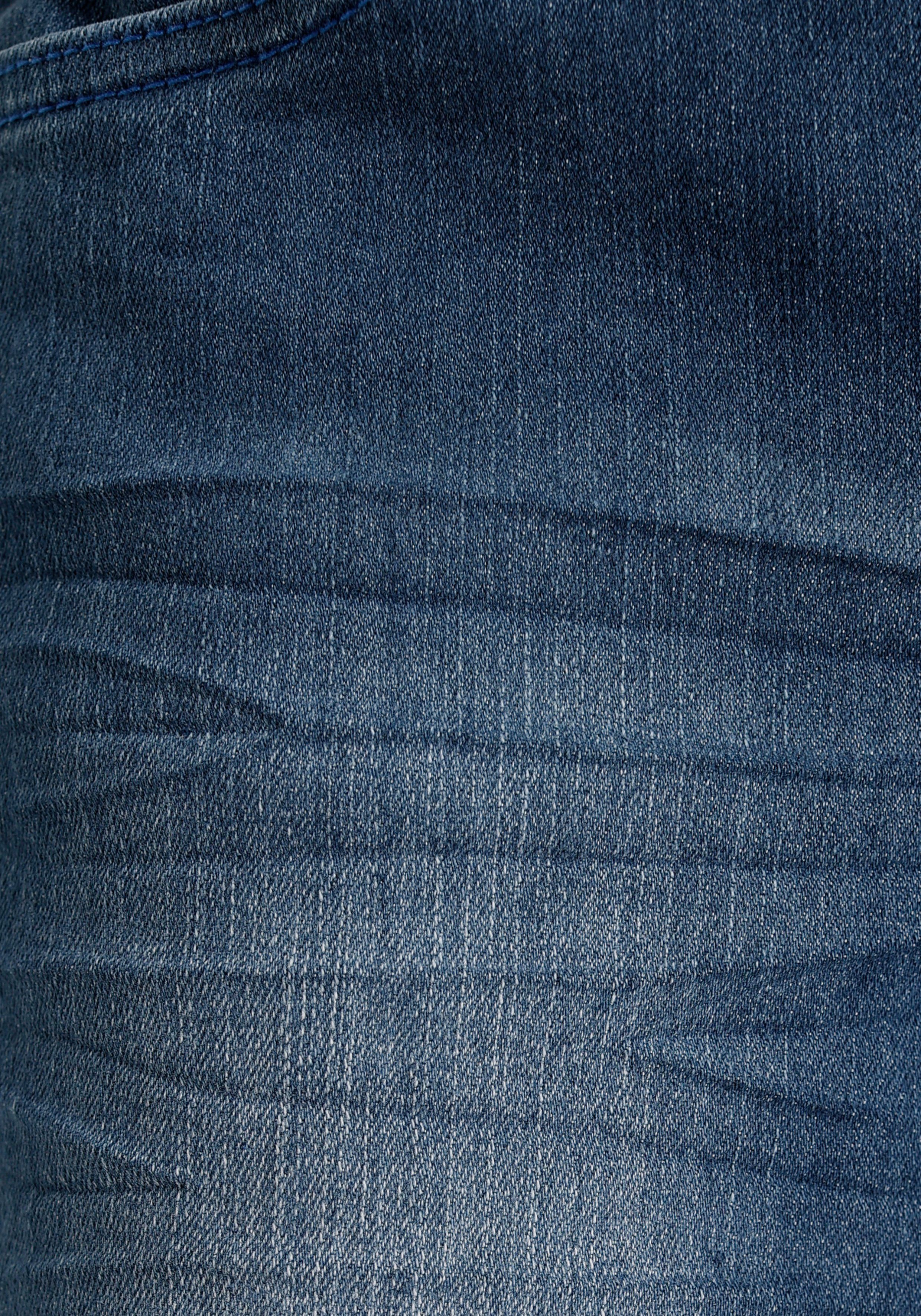 Alife & Kickin Schlupfjeans Denim Logo-Stickerei auf Po-Tasche