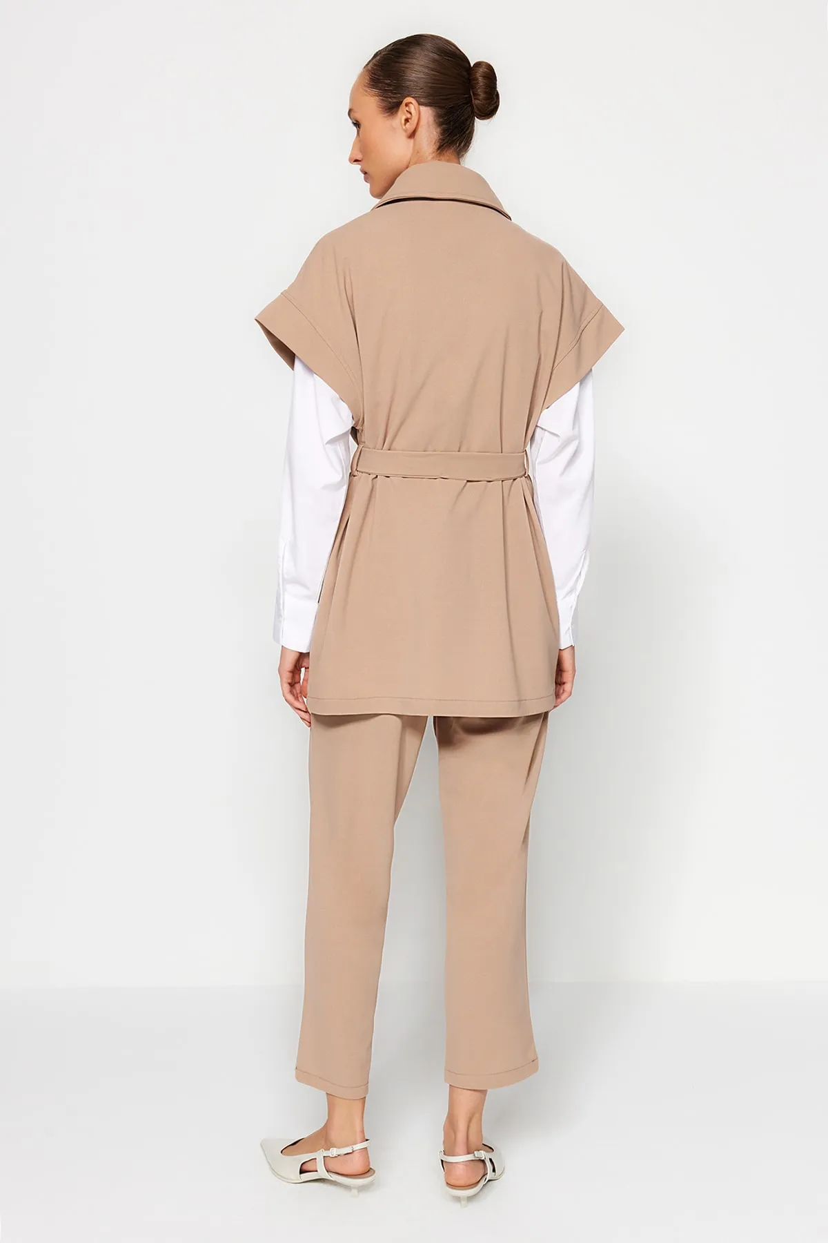 Trendyol Modest  Nerzgoldener Anzug mit geknöpfter Weste und Hose aus Strickoberteil TCTAW22US0062