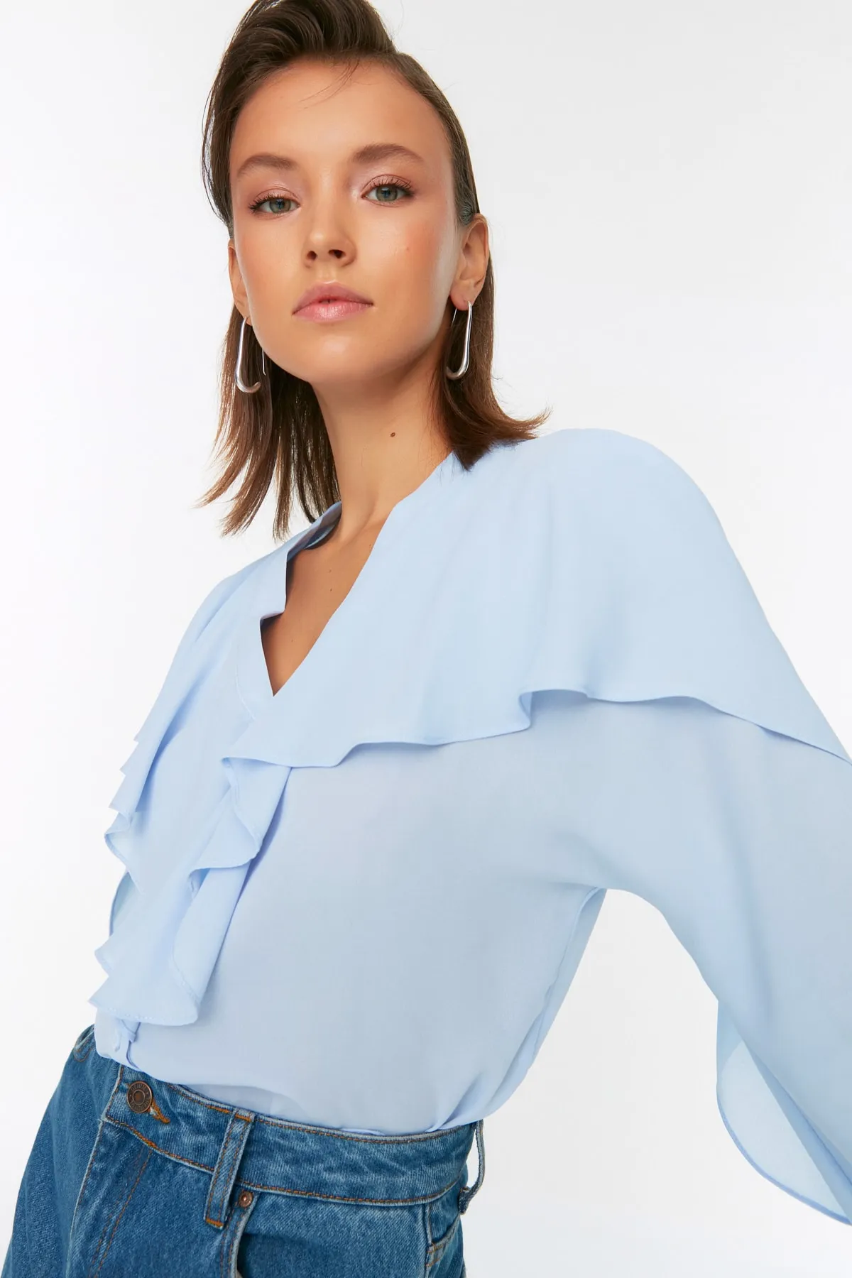 Trendyol Collection  Blaue Chiffonbluse mit gewebtem Volant TWOAW22BZ0562