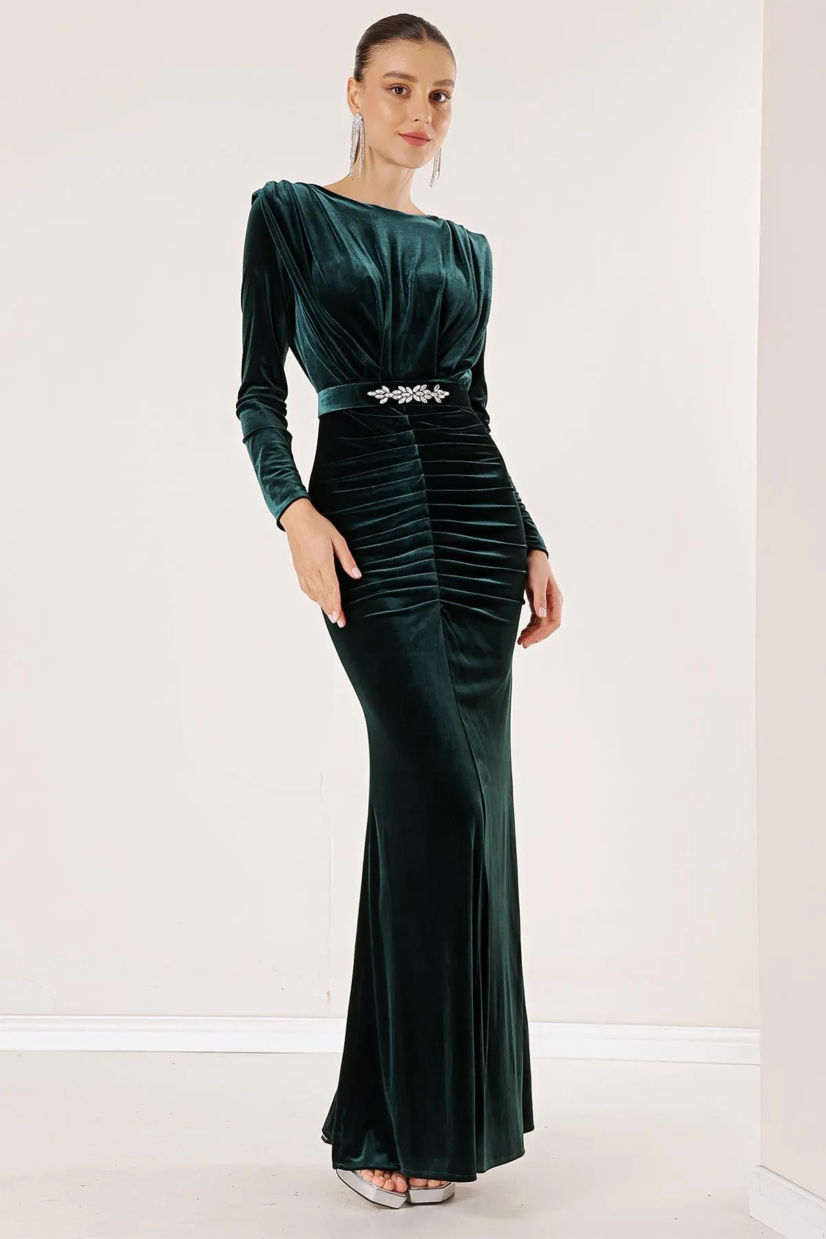 By Saygı  Langes Samtkleid mit plissierter Vorderseite und Gürtel