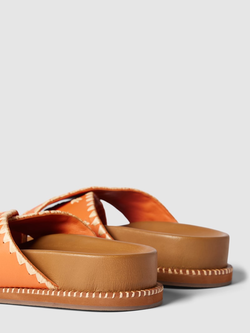 Sandalen mit gekreuzten Riemen in orange