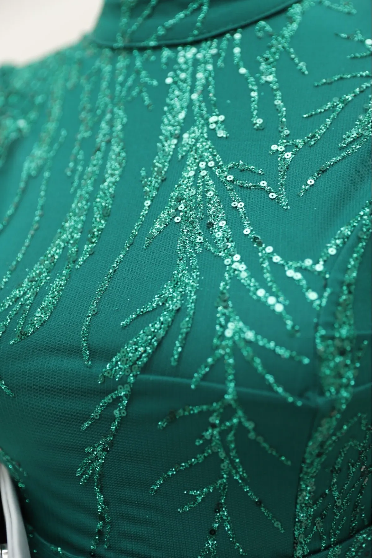 Modamorfo  Glitzerndes, mit Pailletten gefüttertes Bleistiftkleid