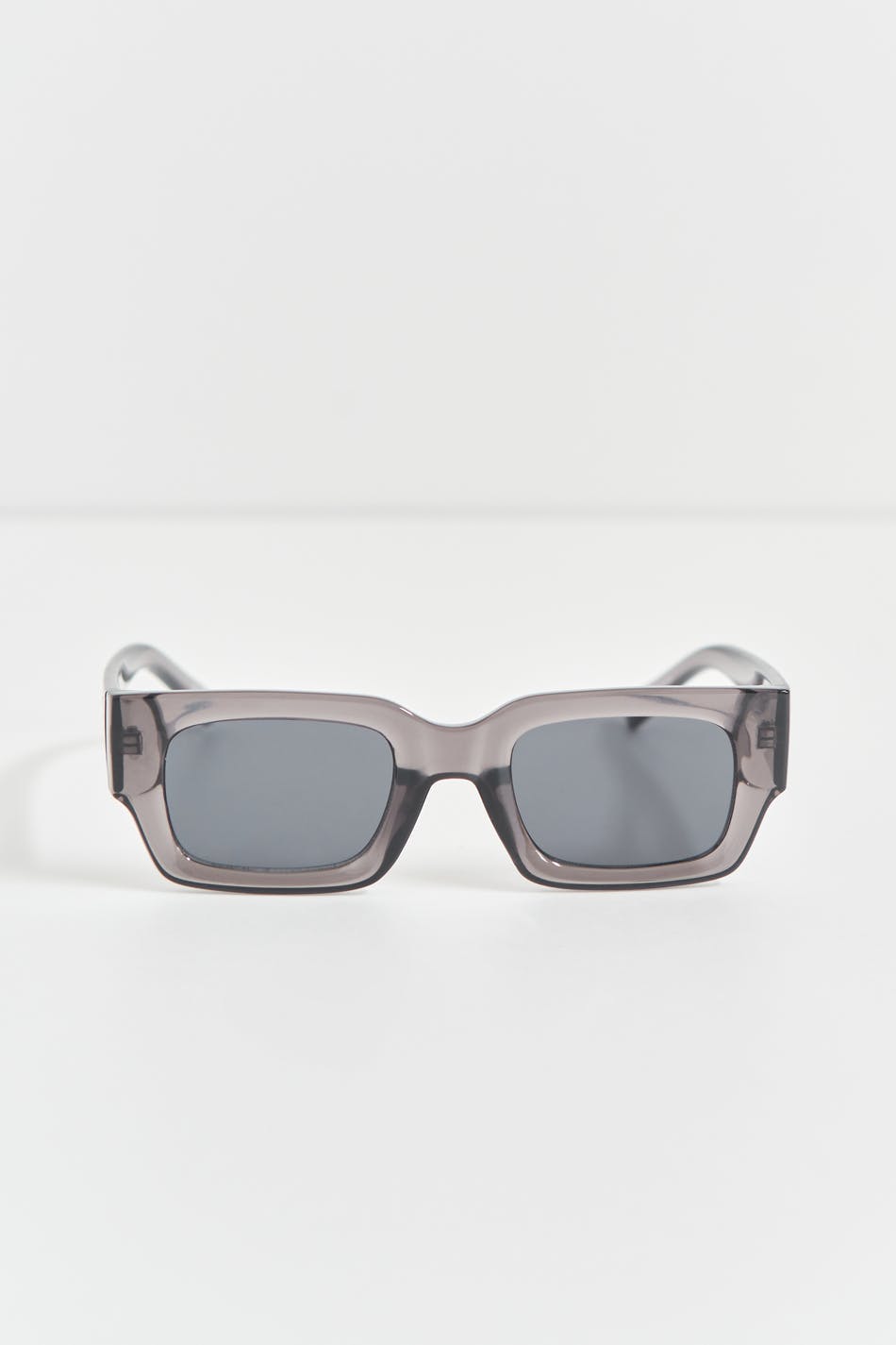 Slim classic sunglasses