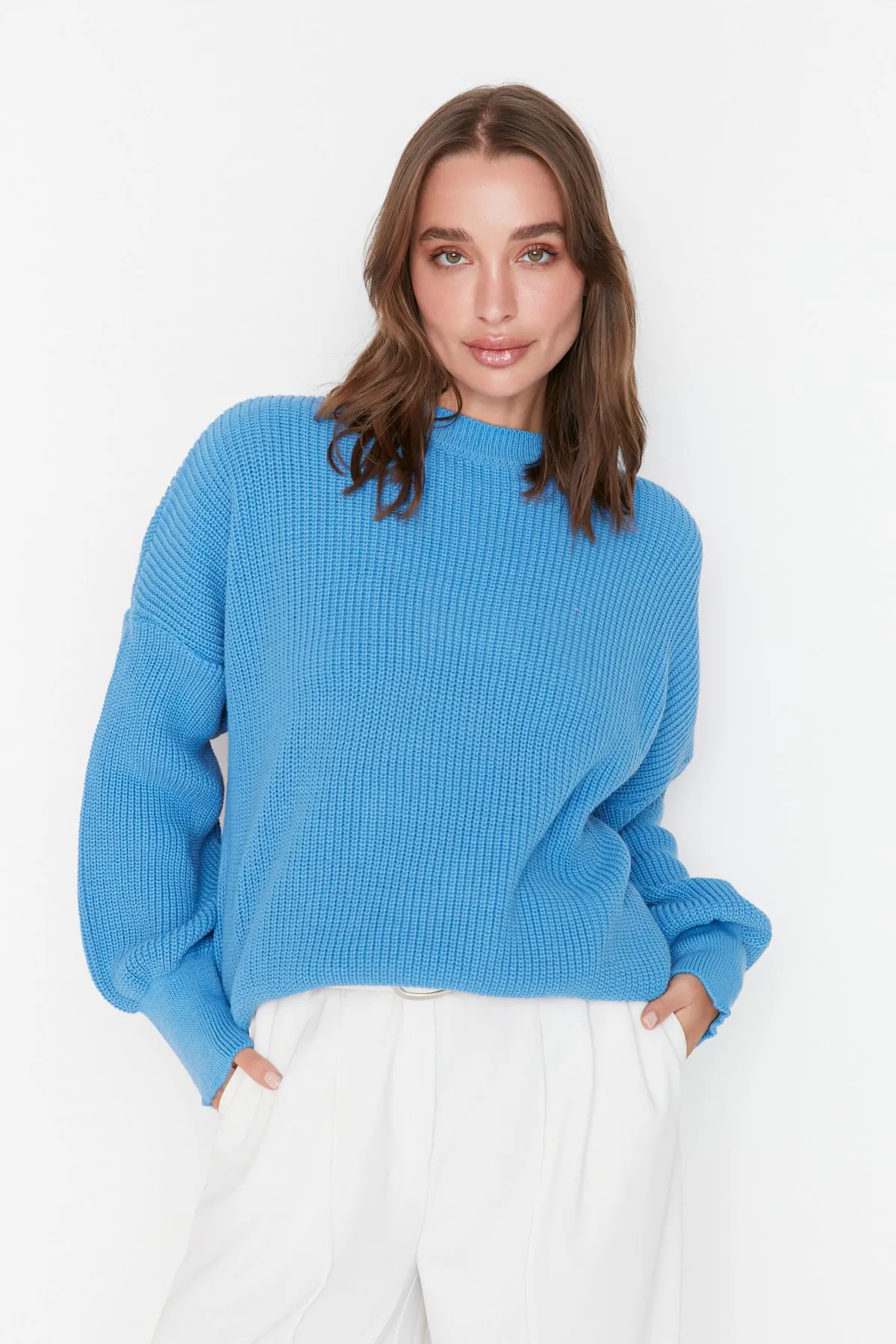 Trendyol Collection  Blauer Strickpullover mit Rundhalsausschnitt und weiter Passform TWOAW23KZ01448