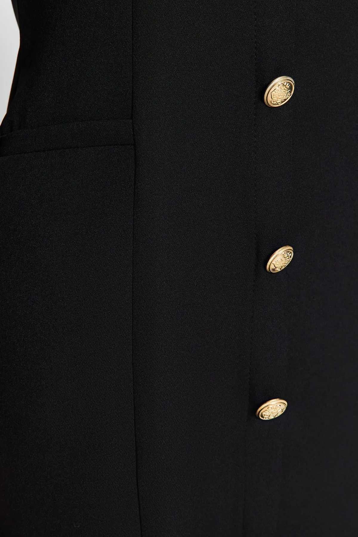 Trendyol Collection  Schwarzes, gerade geschnittenes, gewebtes Kleid mit Mini-Knopfdetail und Rundhalsausschnitt TWOAW24EL00410