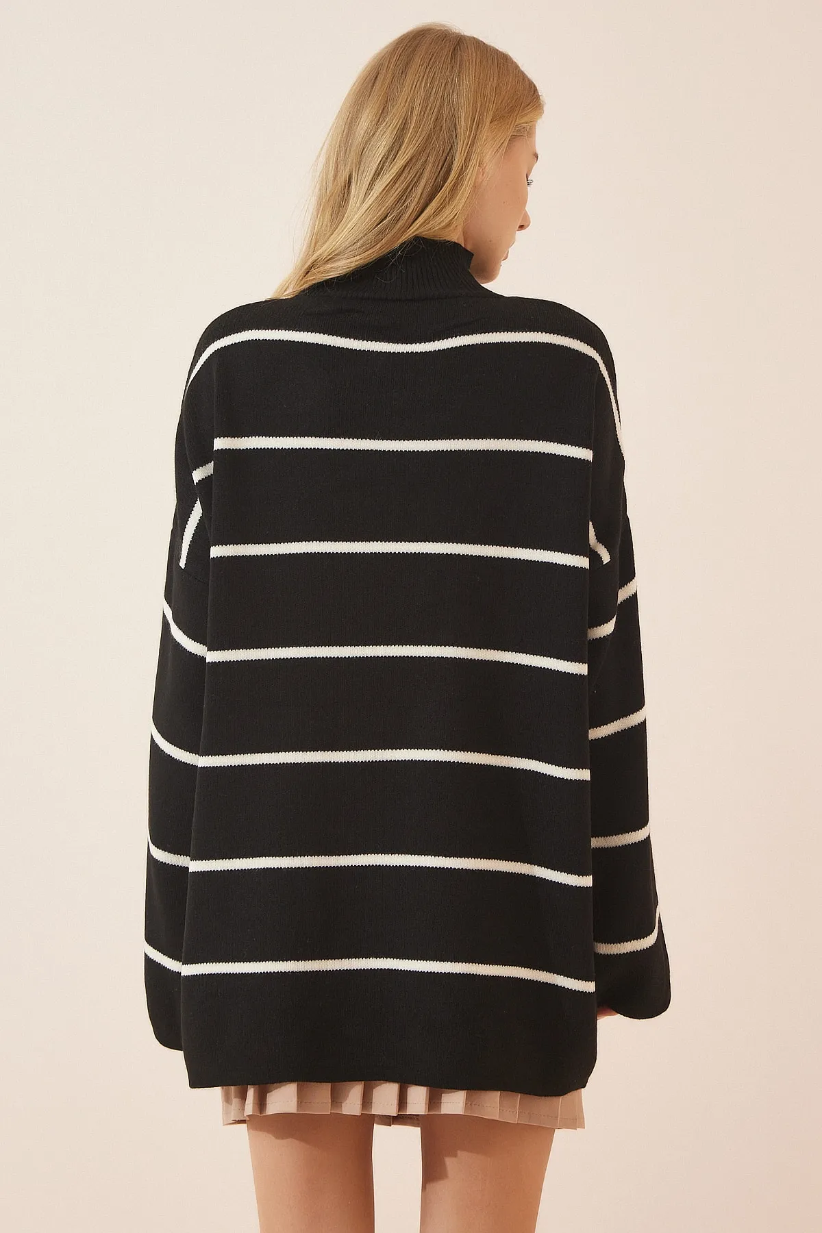 Happiness İstanbul  Schwarzes, gestreiftes, langes Oversize-Sweatshirt aus Strick für Damen YY00087