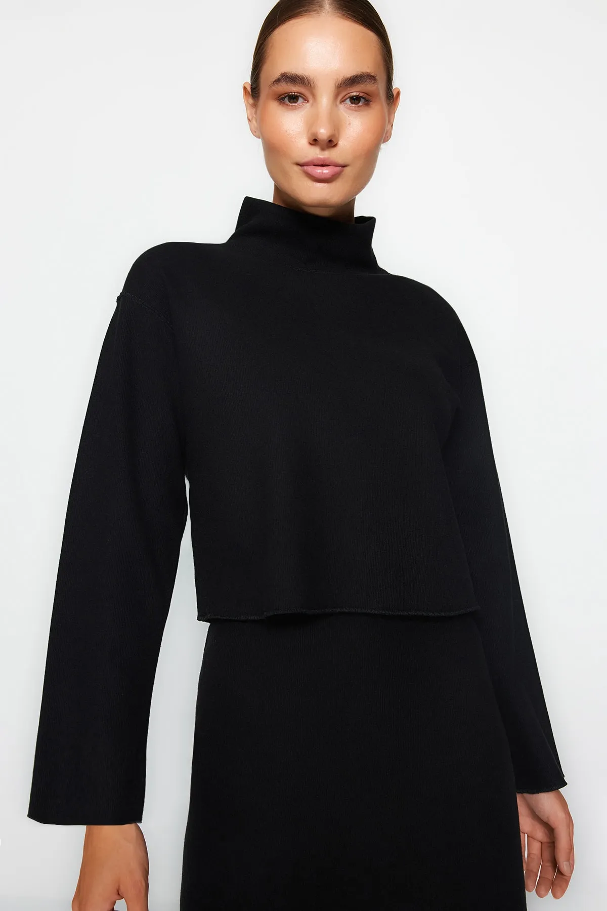 Trendyol Collection  Schwarze Strickbluse im Thessaloniki-/Strickwaren-Look, hoher Kragen, entspannte/bequeme Passform, niedrige Ärmel, TWOAW24BZ00092