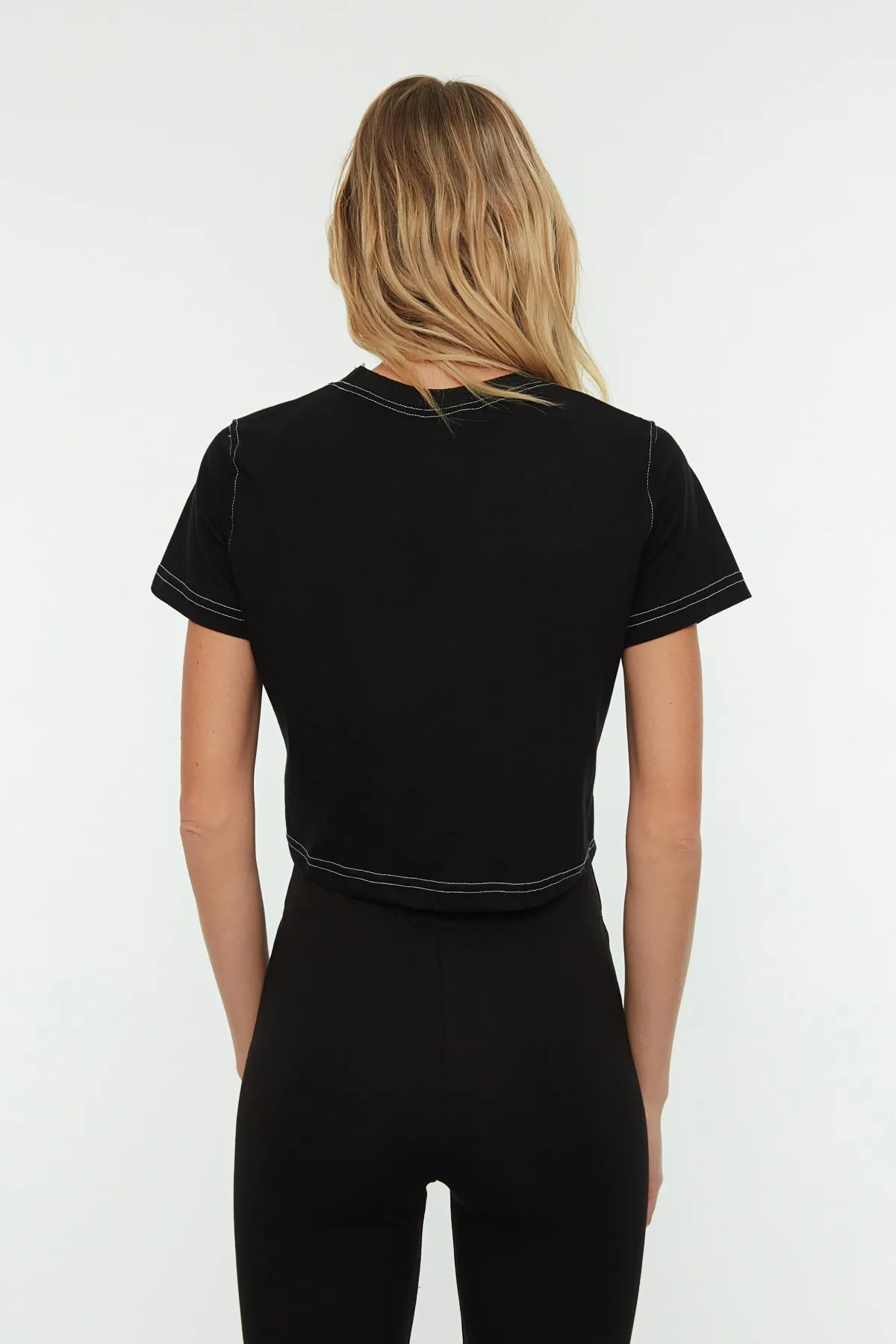 Trendyol Collection  Schwarzes, kurz geschnittenes, gestricktes Sport-T-Shirt mit Rundhalsausschnitt TWOSS21TS0770