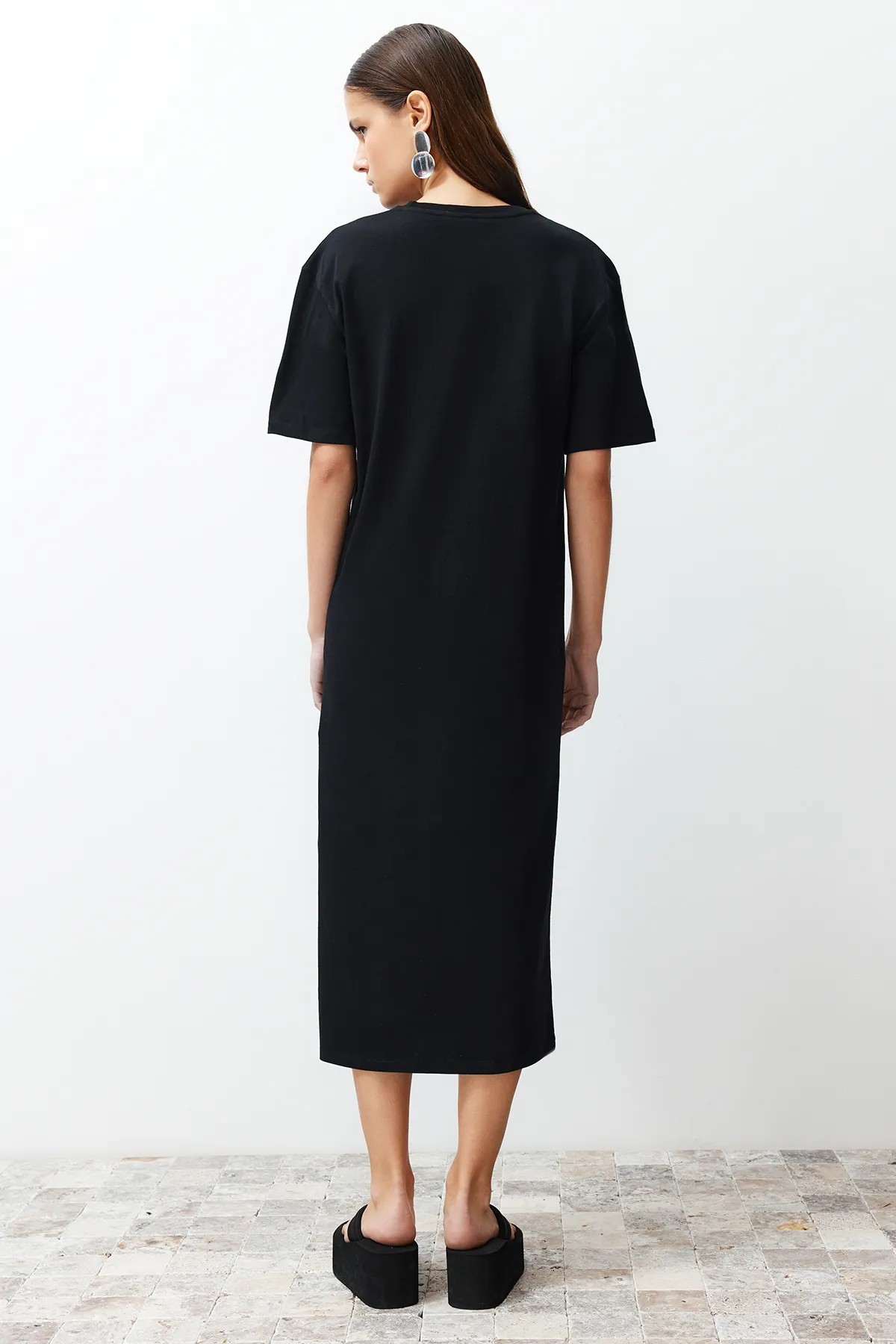 Trendyol Collection  Schwarzes, schlichtes T-Shirt-Kleid, 100 % Baumwolle, Schlitzdetail, Shift/bequemer Schnitt, Midi TWOSS24EL00140