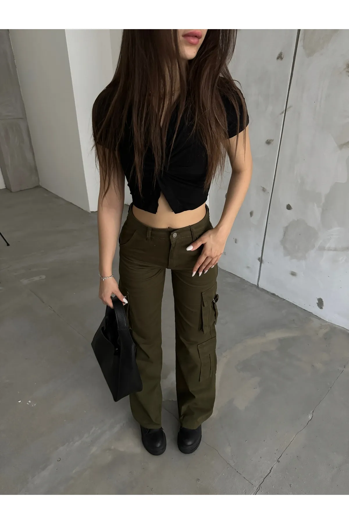 BİKELİFE  Khakifarbene Cargohose mit hohem Bund und mehreren Taschen und weitem Bein