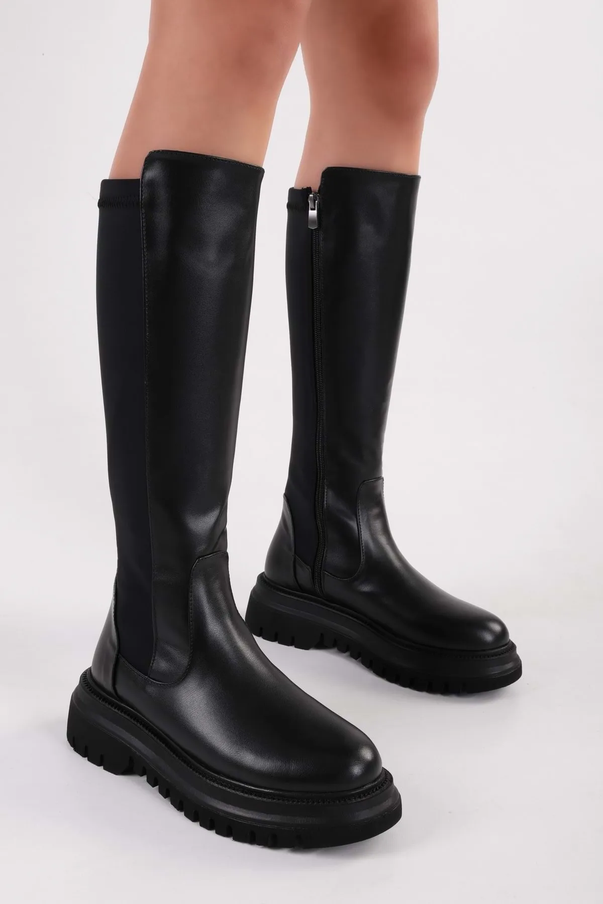 Shoeberry  Kreideschwarze Damenstiefel mit dicker Sohle