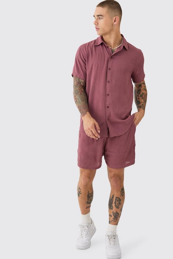 Kurzärmliges Hemd und Shorts