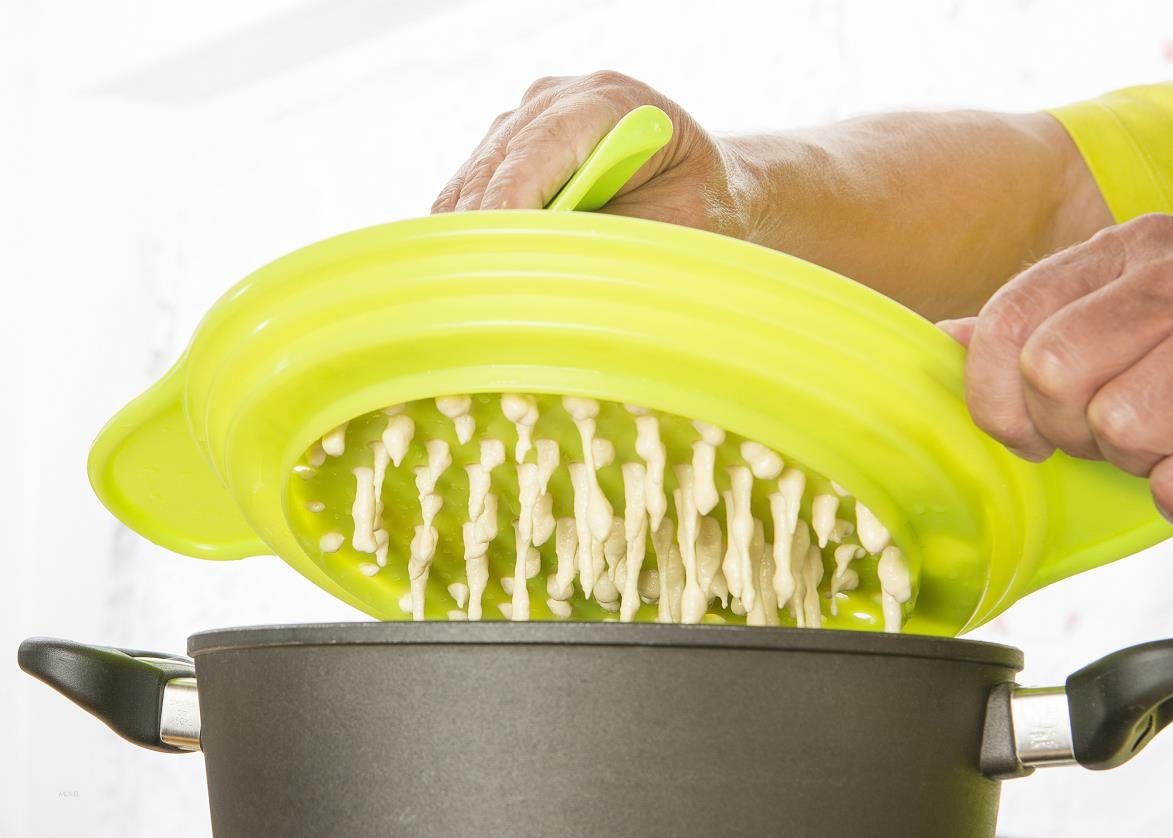 Muxel Spätzlehobel Das Spätzlewunder DUO von Muxel® Die Alternative, Kunststoff, (Set, 4-St., Spätzlebrett in groß und klein mit Teigschaber und Rezeptheft), Leicht zu reinigen