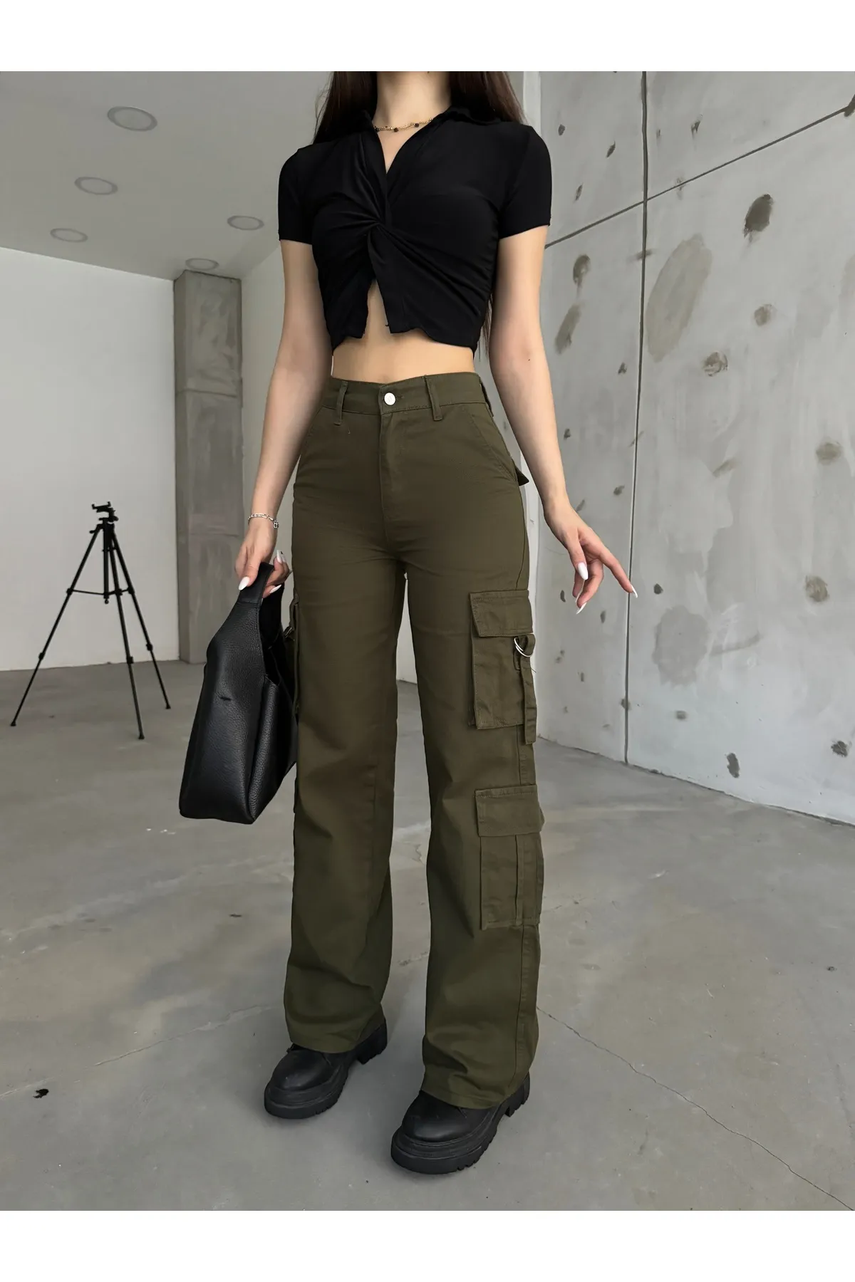 BİKELİFE  Khakifarbene Cargohose mit hohem Bund und mehreren Taschen und weitem Bein