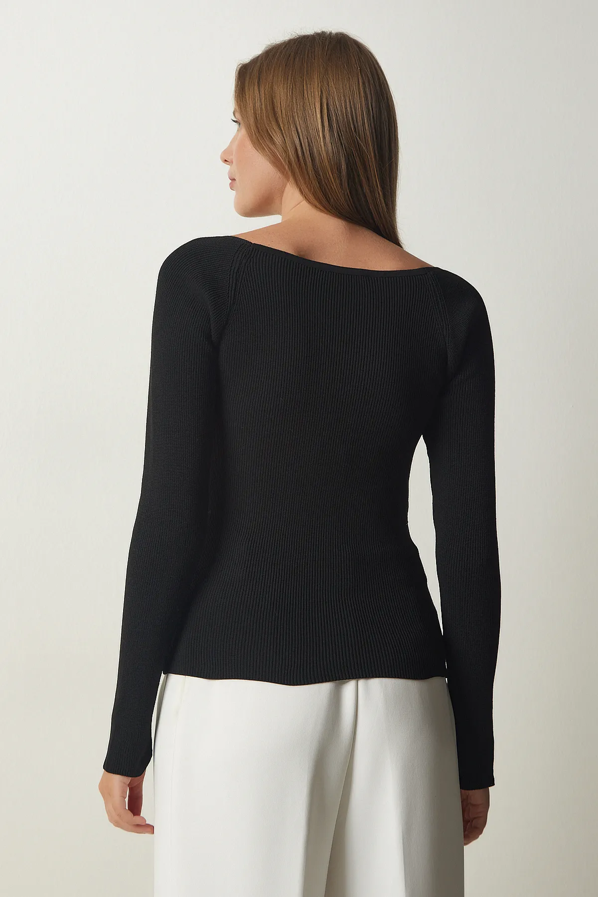 Happiness İstanbul  Schwarzer Rippstrickpullover mit Herzkragen für Damen US00738