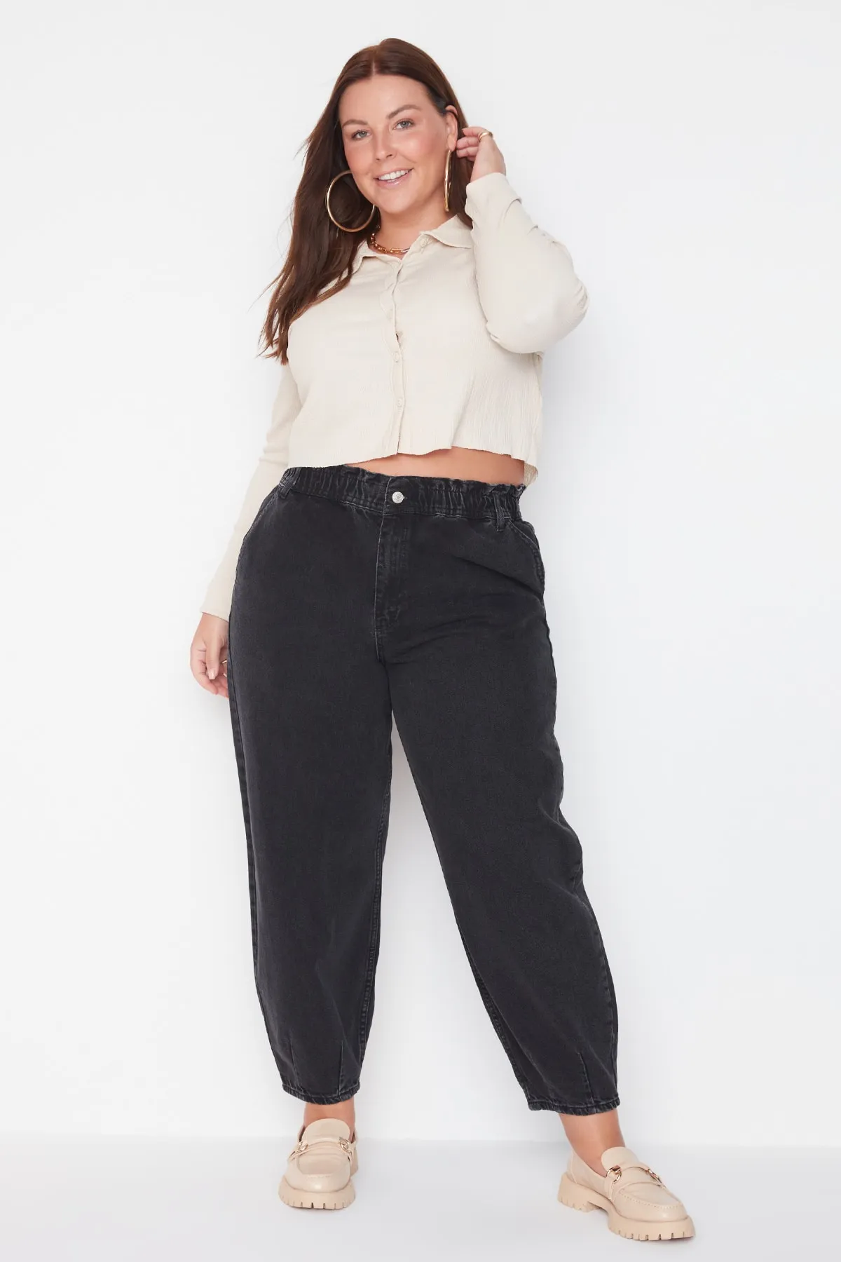 Trendyol Curve  Schwarze Mom-Jeans mit hoher Taille und detaillierten Taschen TBBAW23CJ00007
