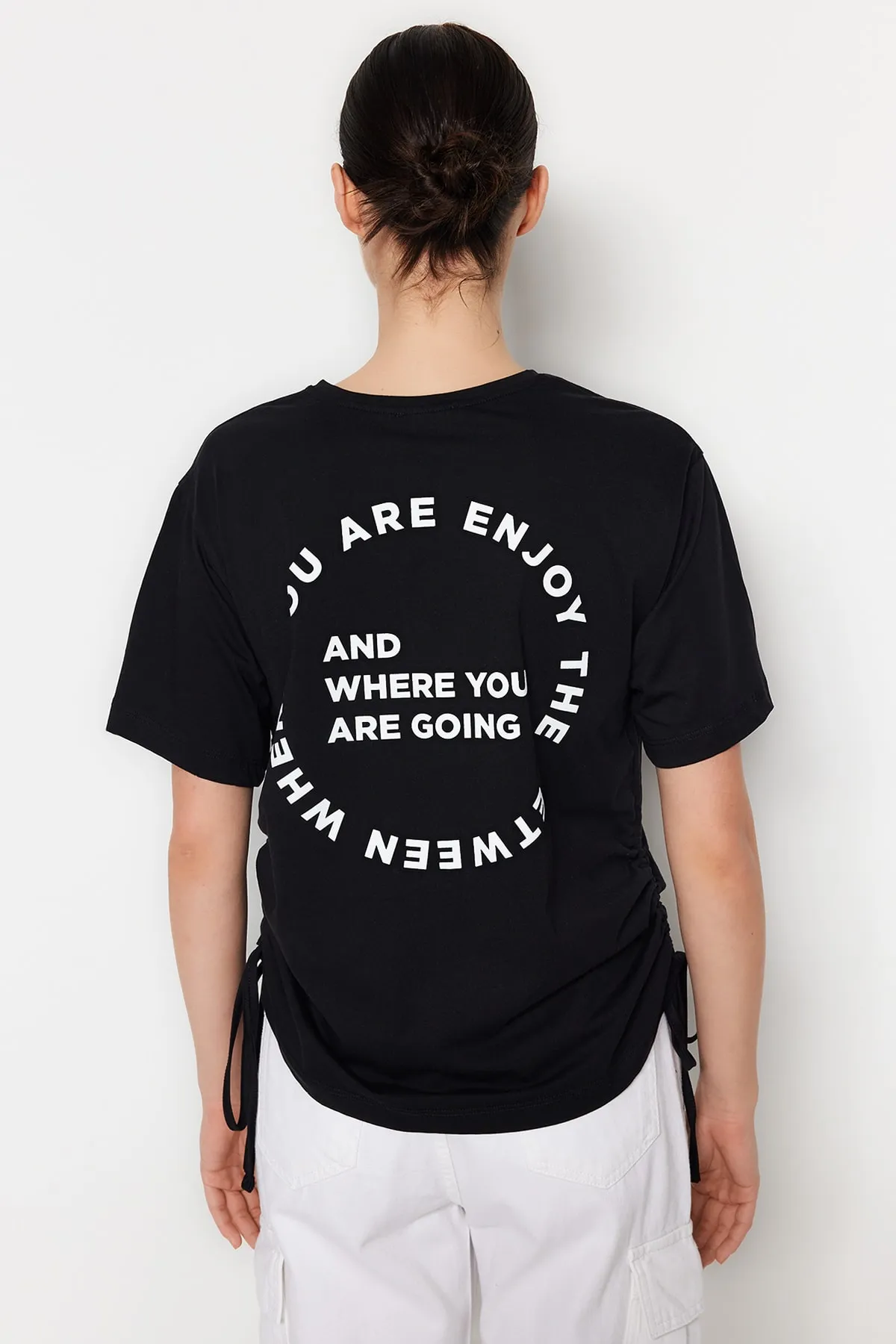 Trendyol Collection  Baumwoll-T-Shirt mit Boyfriend-Fit-Rücken und Aufdruck – Rundhalsausschnitt, Kordelzugdetail, Schwarz, 100 % Baumwolle TWOSS23TS00150