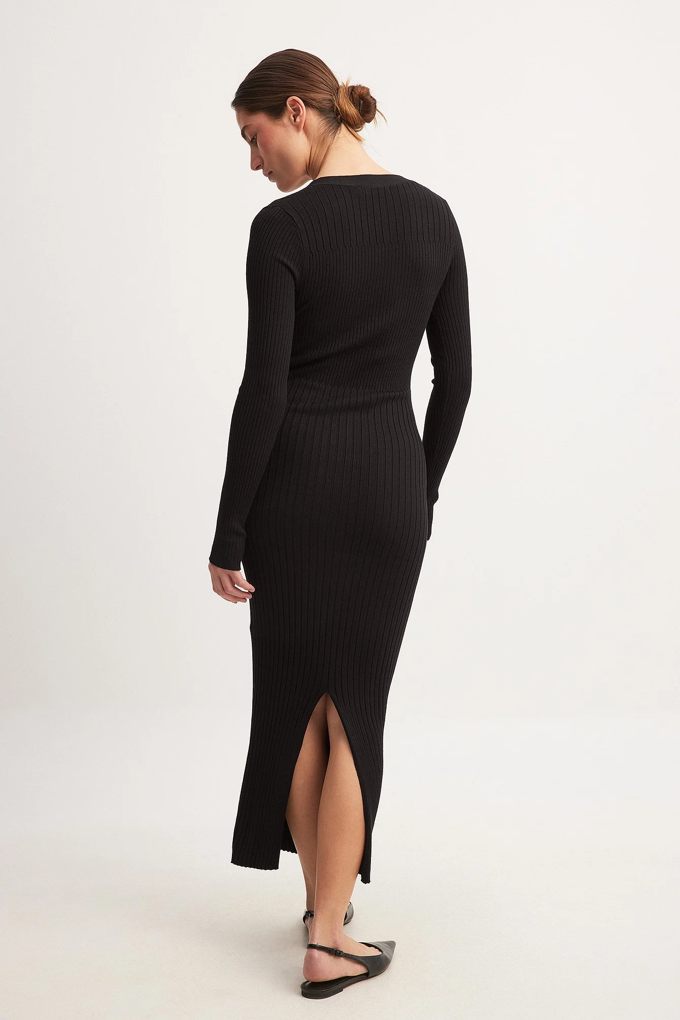 Gestricktes Midikleid mit V-Ausschnitt