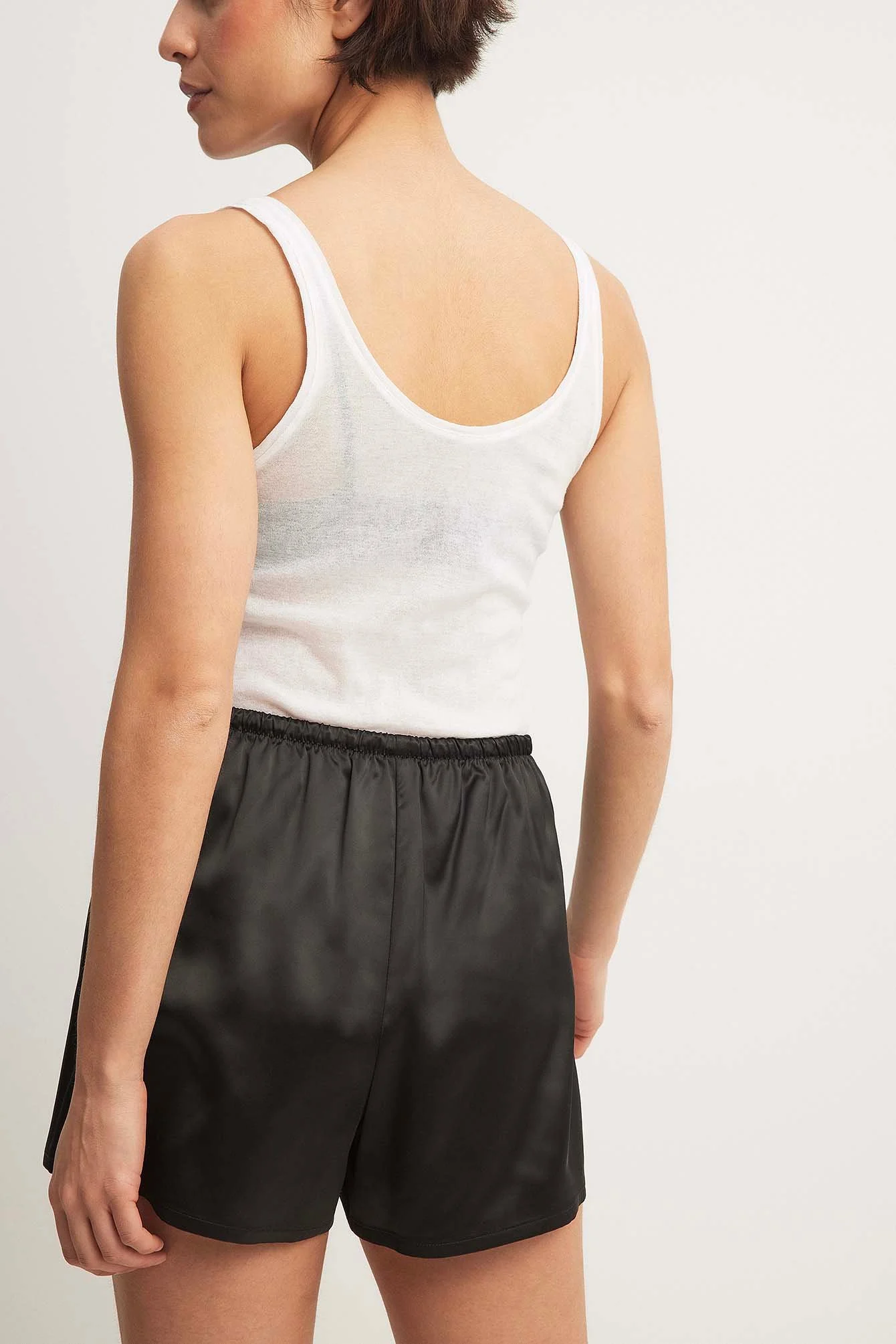 Lockere Shorts aus Satin mit hoher Taille