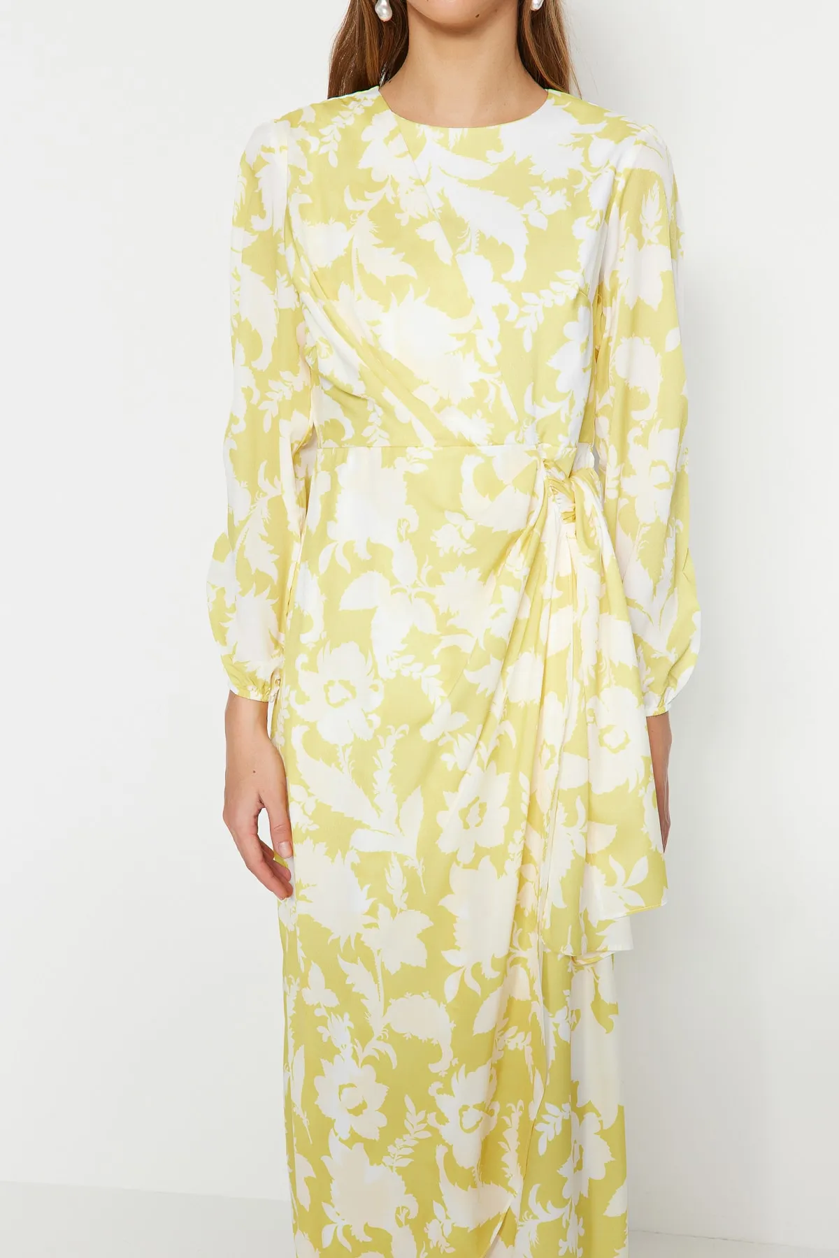 Trendyol Modest  Gelbes Abendkleid mit geraffter Taille und Blumenmuster TCTSS23DB00021