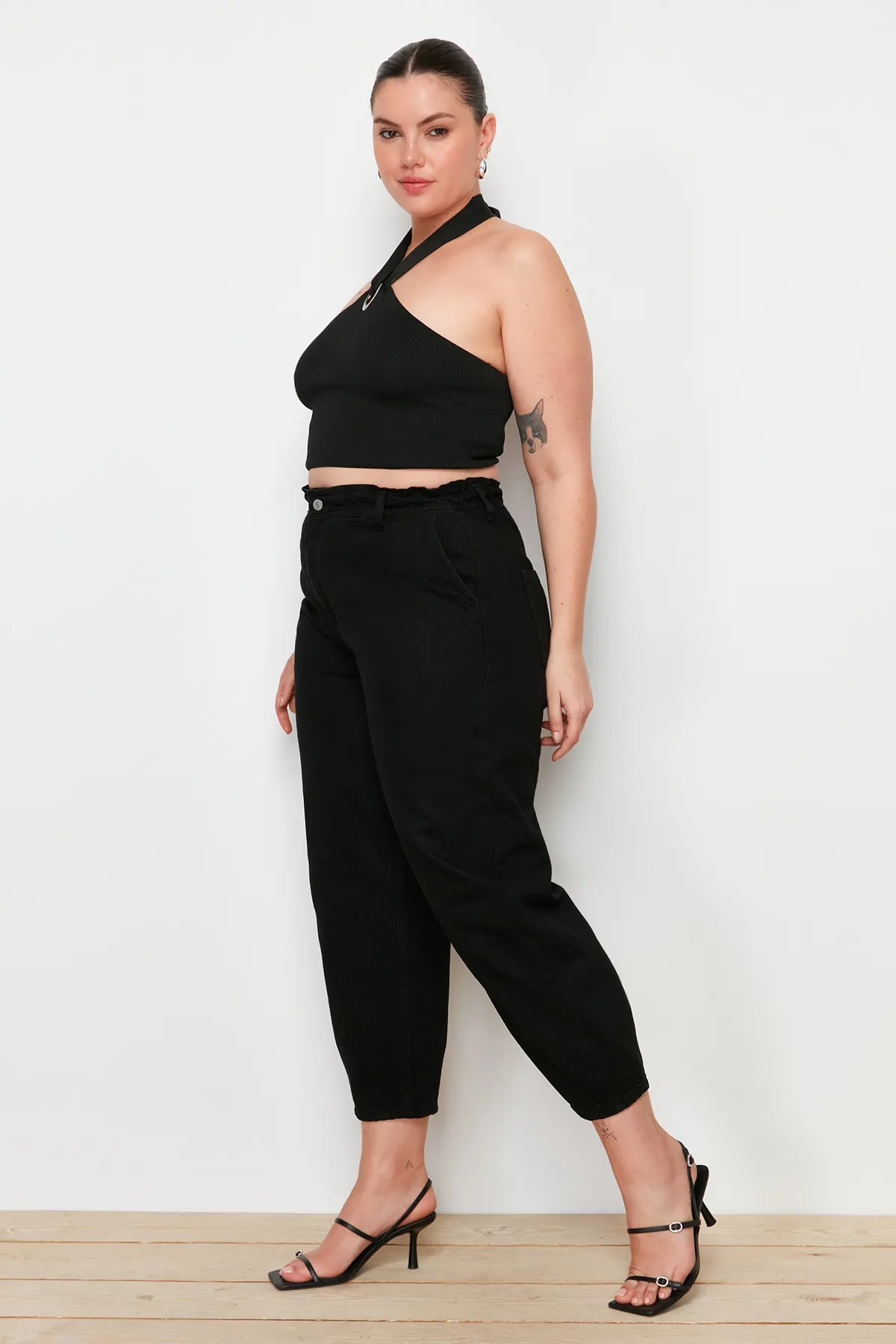 Trendyol Curve  Schwarze Mom-Jeans mit hoher Taille und detaillierten Taschen TBBAW23CJ00007