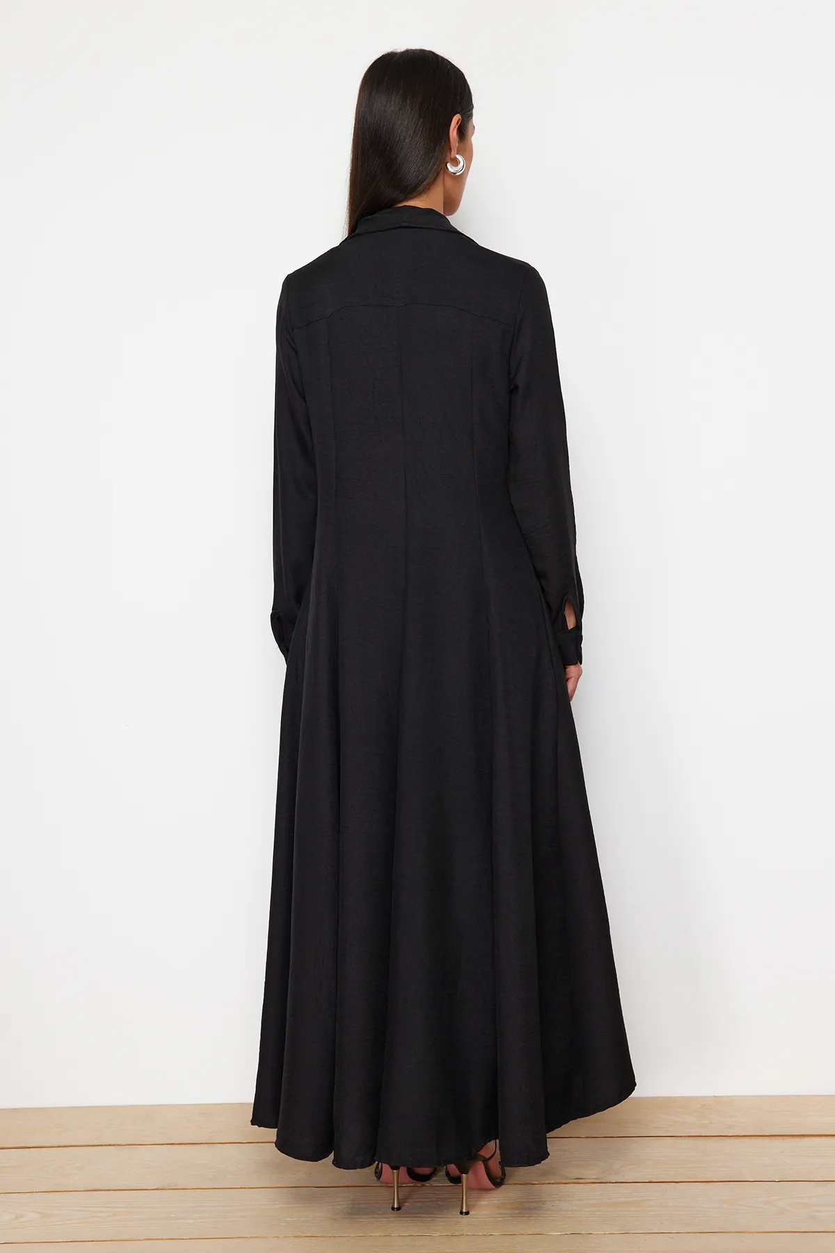 Trendyol Modest  Schwarzes gewebtes Kleid in Leinenoptik mit Gürteldetail auf der Vorderseite TCTSS24EB00194