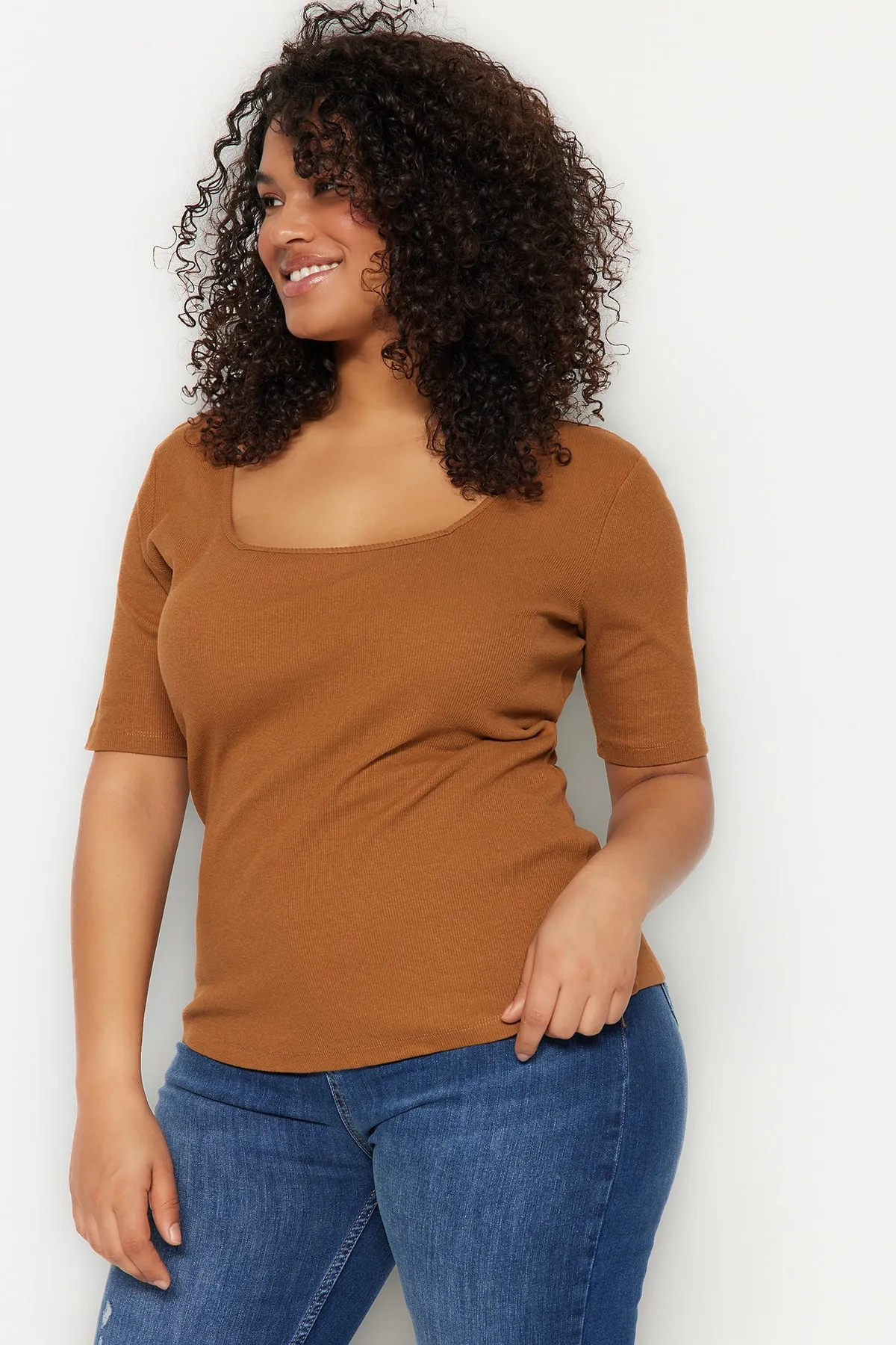Trendyol Curve  Gefliestes Strick-T-Shirt mit quadratischem Kragen TBBSS22BF0027
