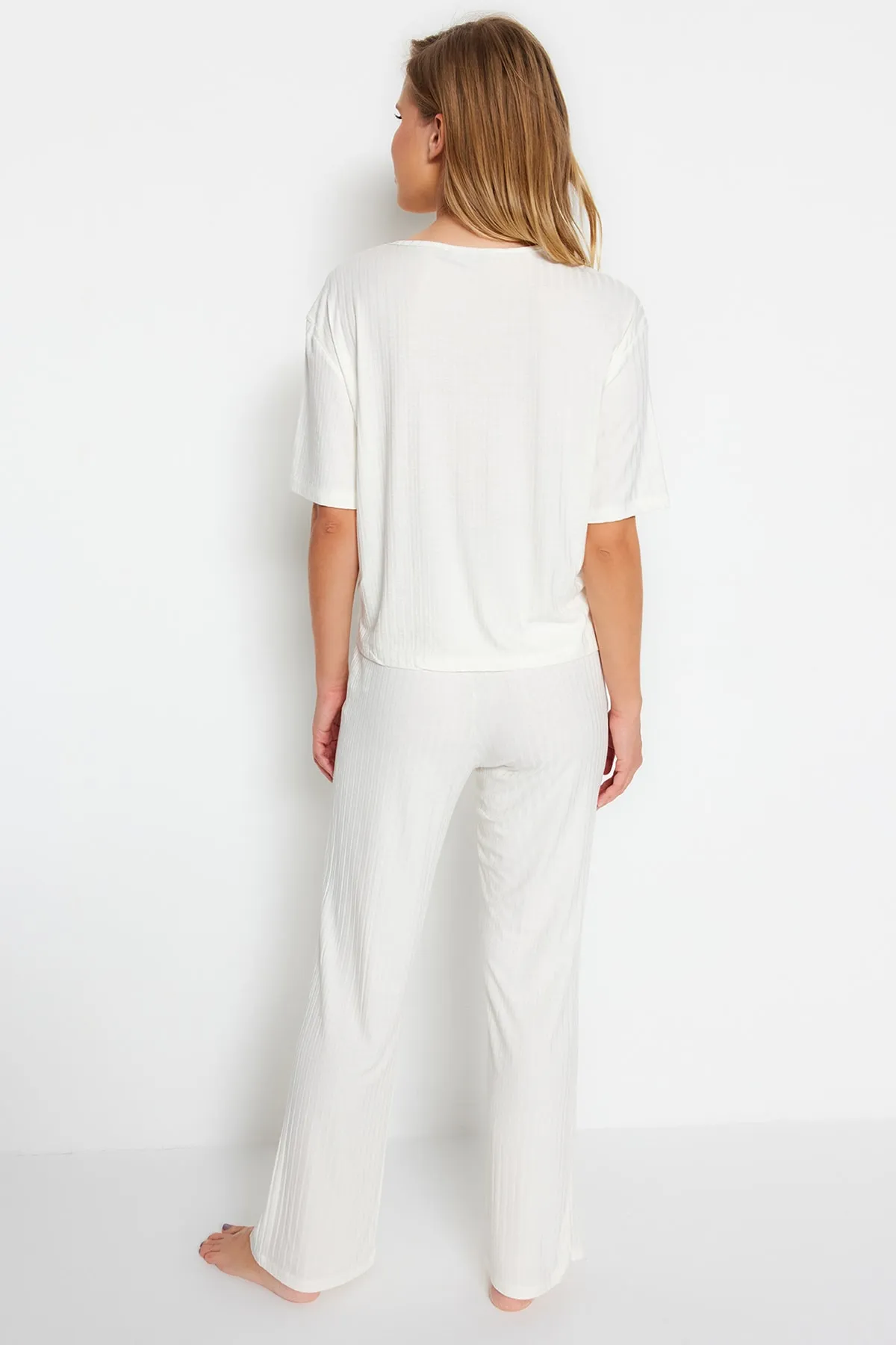 Trendyol Collection  Ecrufarbener, mit Slogan bedruckter, detaillierter Gummi-T-Shirt-Hose aus schnurgebundener Baumwolle, gestrickter Pyjama THMSS21PT1016