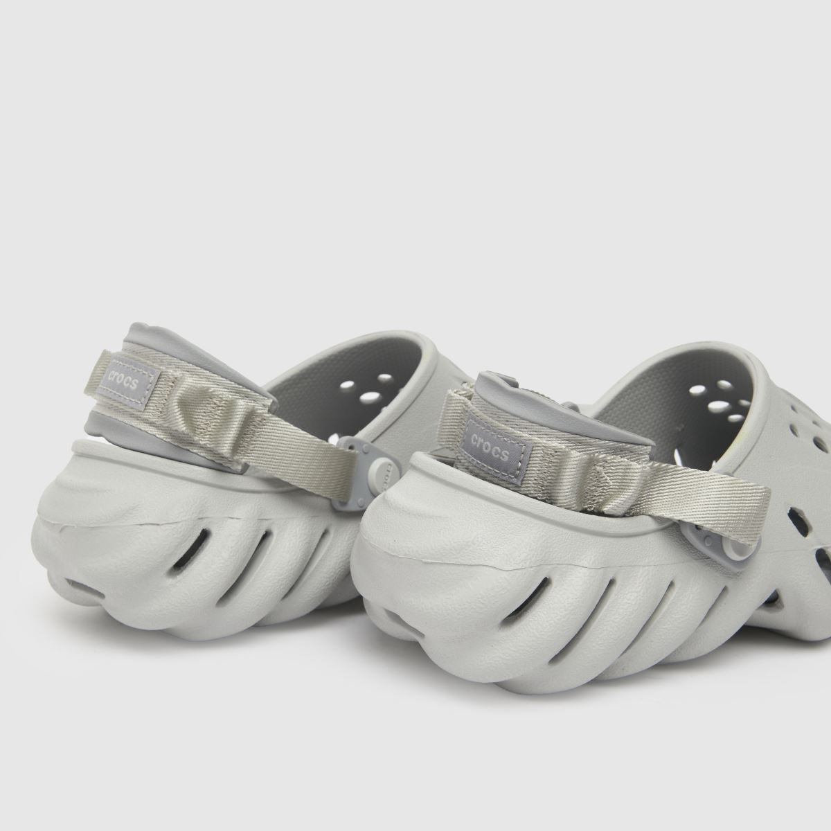 Crocs Echo klumpa szandál világosszürke színben