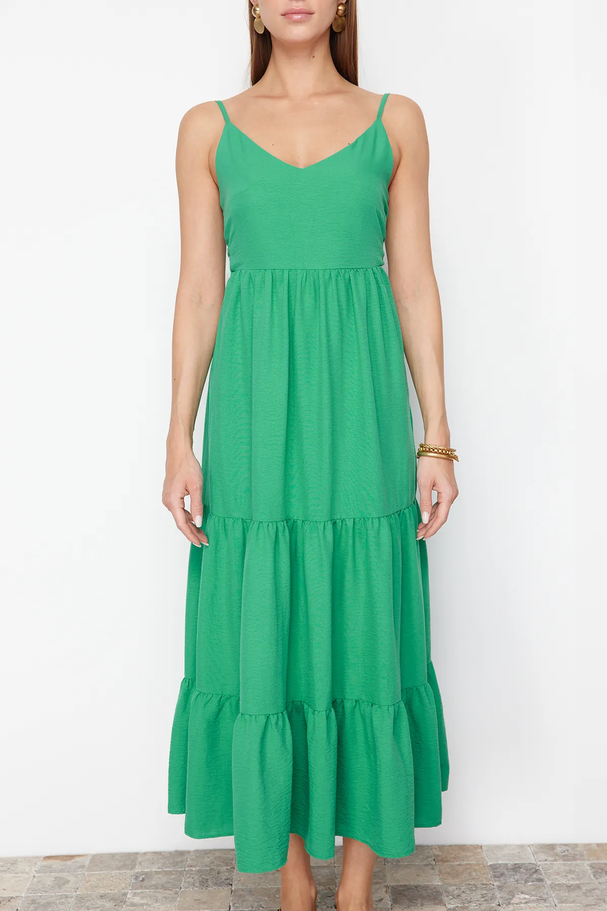 Trendyol Collection  Grüner Rock, Volant-Rücken, Bindedetail am Riemchen, gewebtes Maxikleid TWOSS23EL00027
