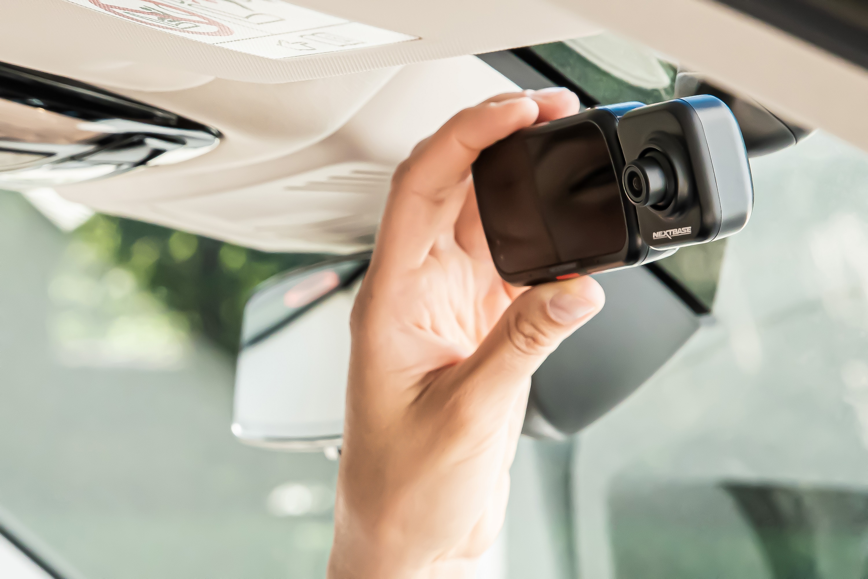 Dashcam Bundle 322GW von Nextbase inkl. kabelloser Innenraum-Kamera, 32GB SD-Karte, Festeinbau-Kabelsatz und Einbau - ATU