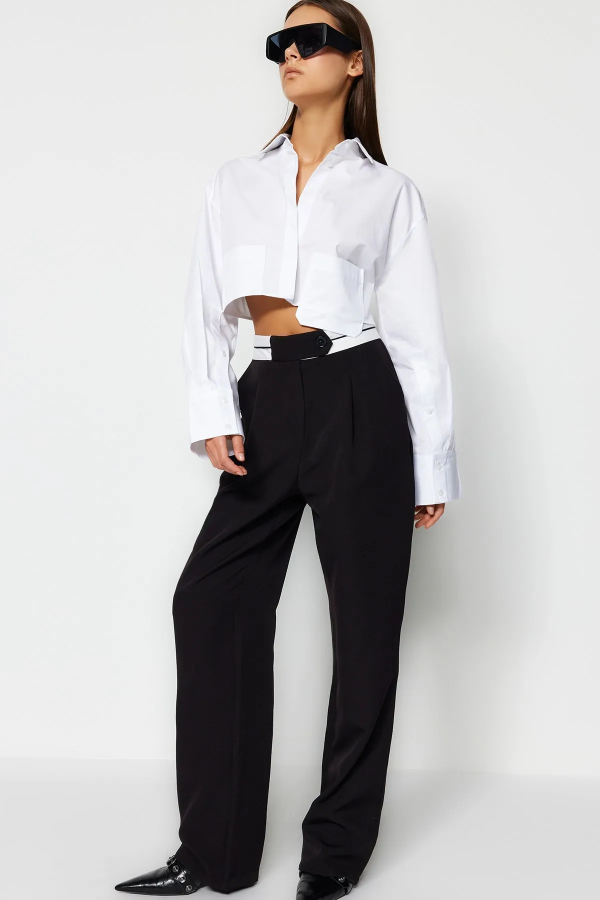 Trendyol Collection  Schwarze Hose mit weitem Bein und gewebtem Taillendetail TWOAW24PL00037